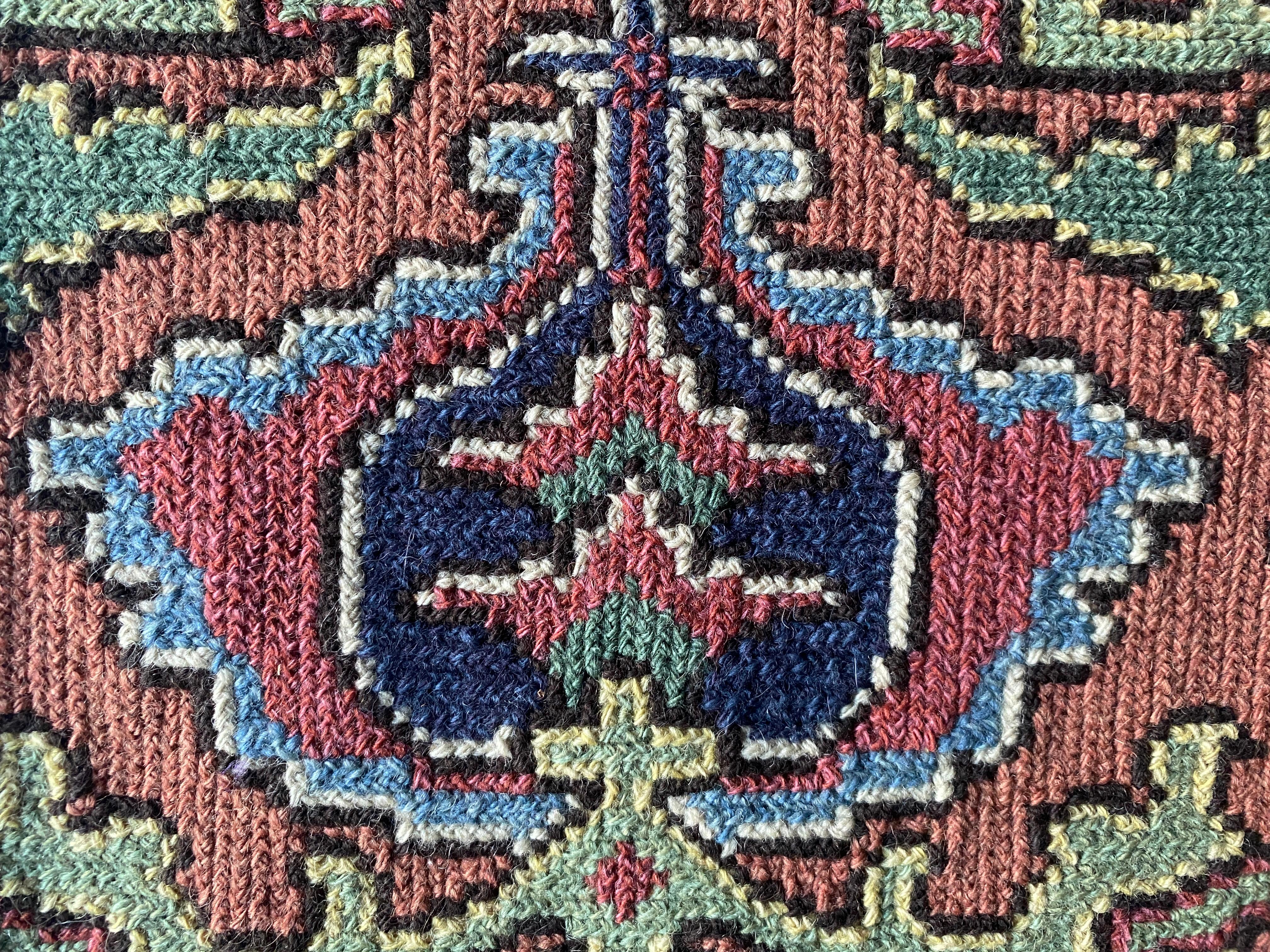 Tapiz bordado con granadas del arte popular sueco por Edna Nihlén, Suecia 1956 Arte popular en venta