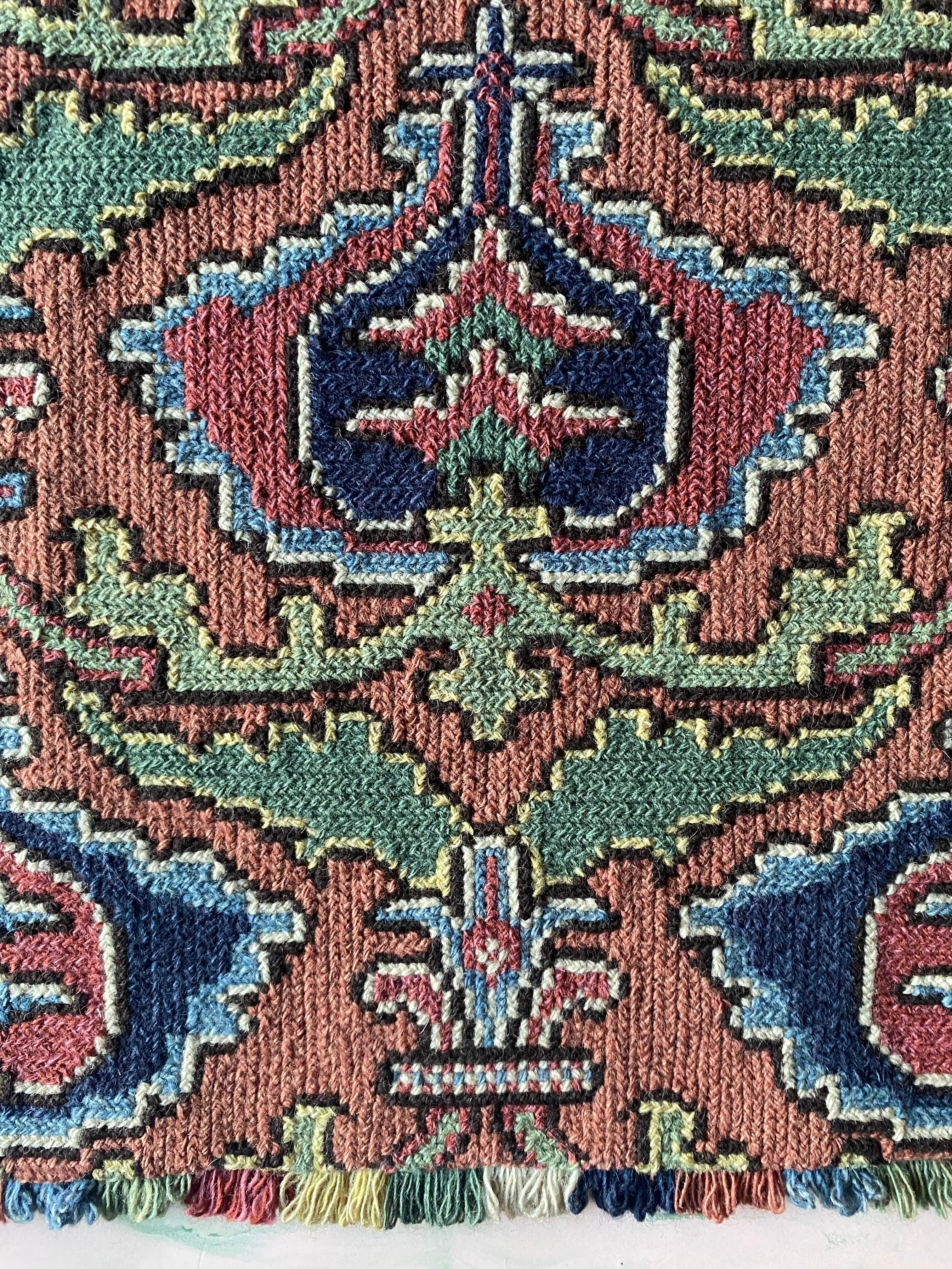 Tapiz bordado con granadas del arte popular sueco por Edna Nihlén, Suecia 1956 Sueco en venta