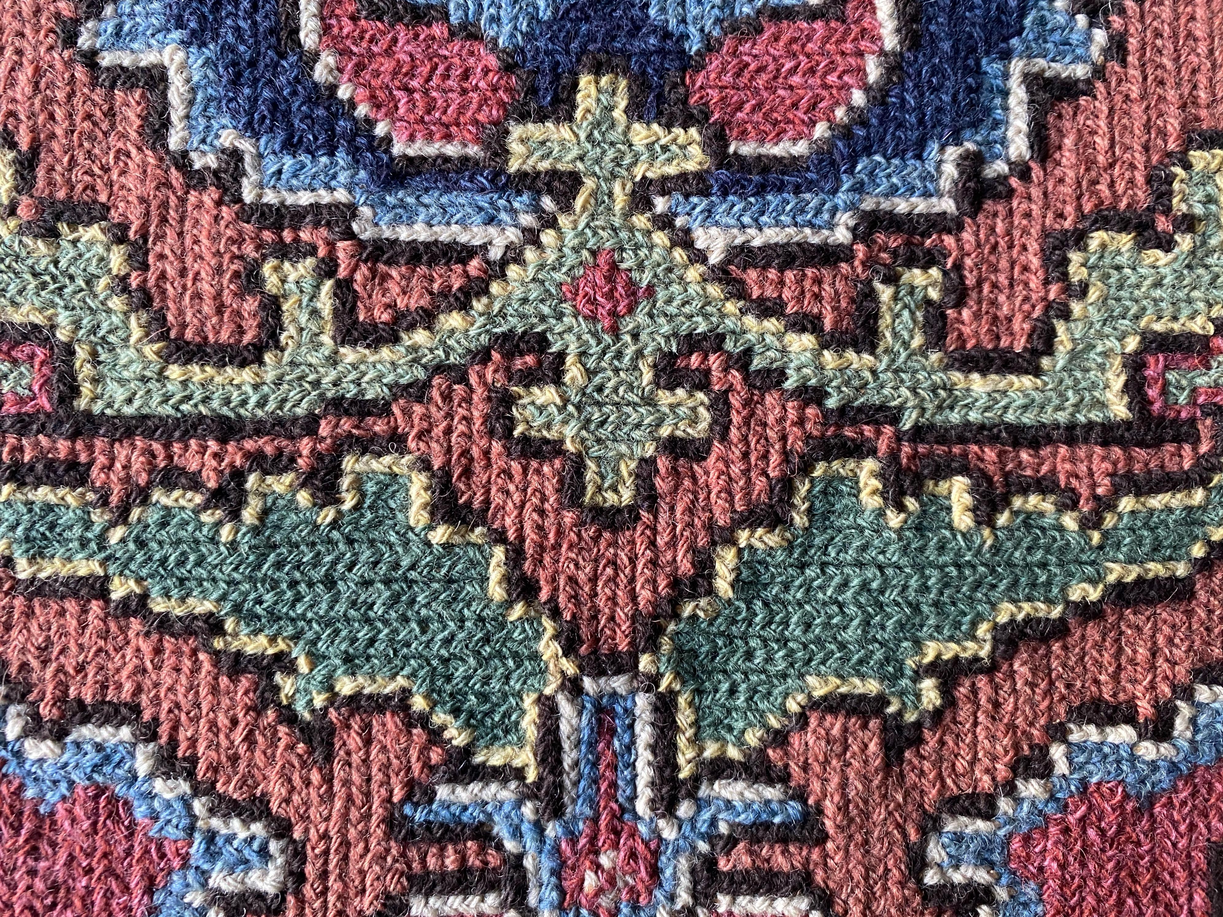 Tapiz bordado con granadas del arte popular sueco por Edna Nihlén, Suecia 1956 mediados del siglo XX en venta
