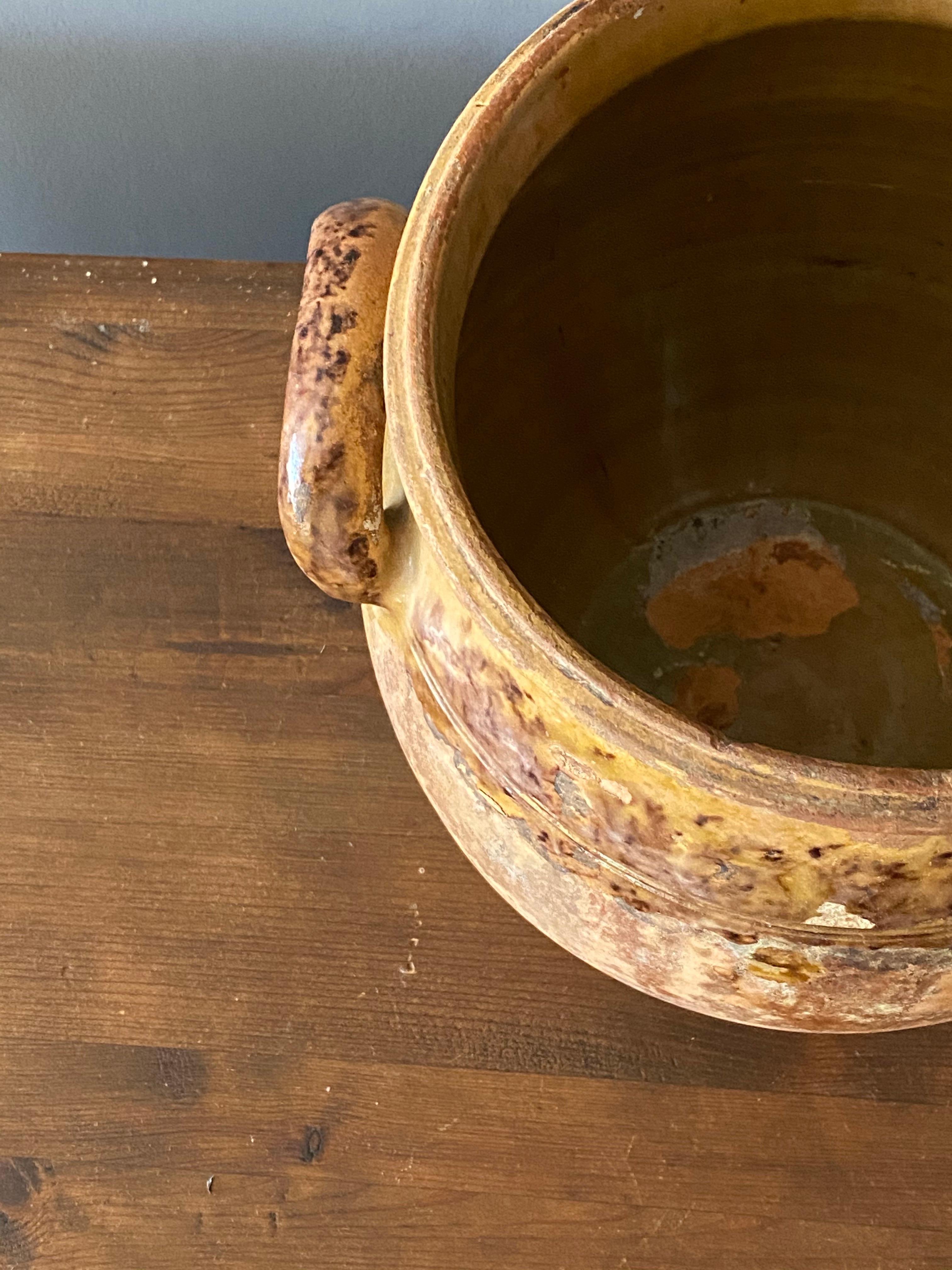 Poterie d'art populaire suédois, vase unique en poterie d'élevage du 19ème siècle représentant un fermier État moyen à High Point, NC
