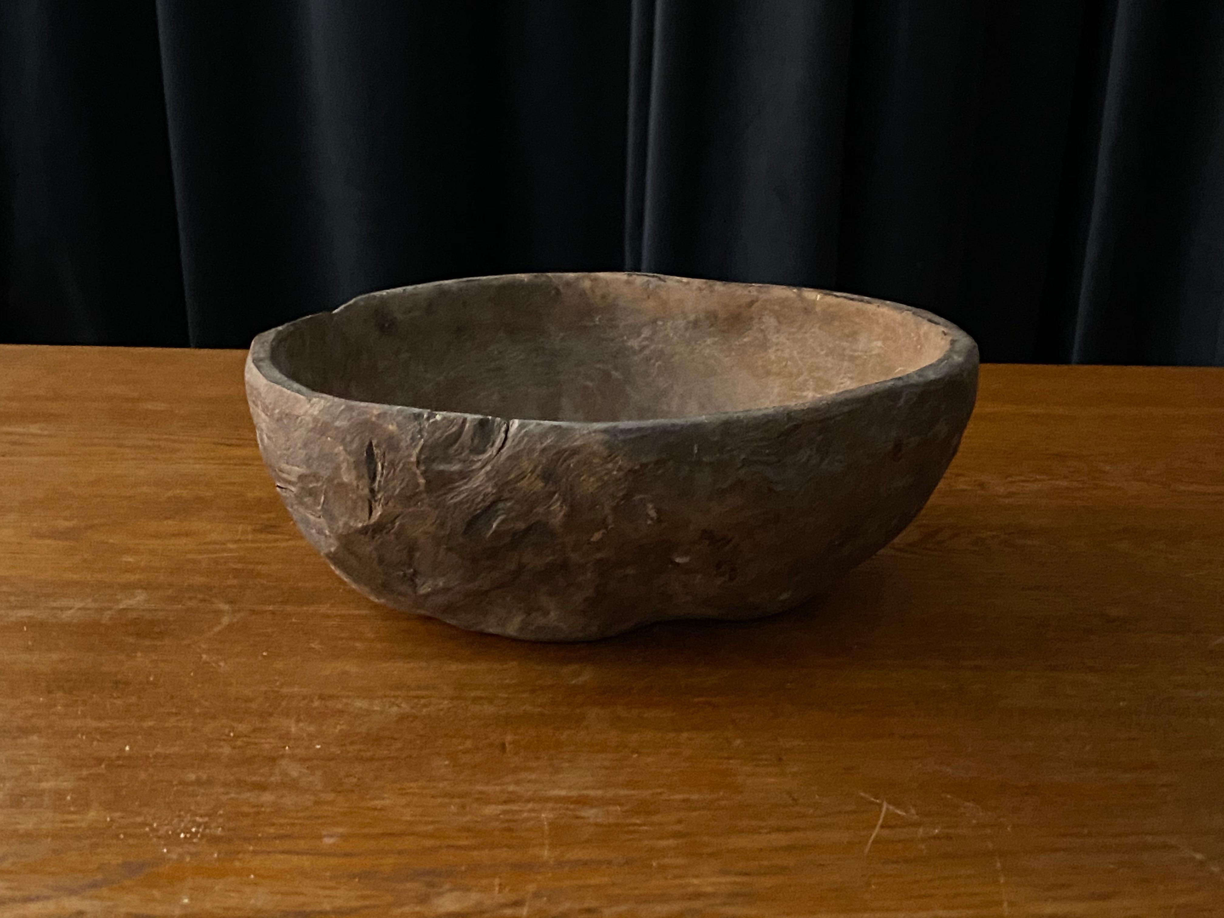 An antique, unique organic farmers wooden bowl. With highly appealing patina, produced in Sweden, 19th century.
  