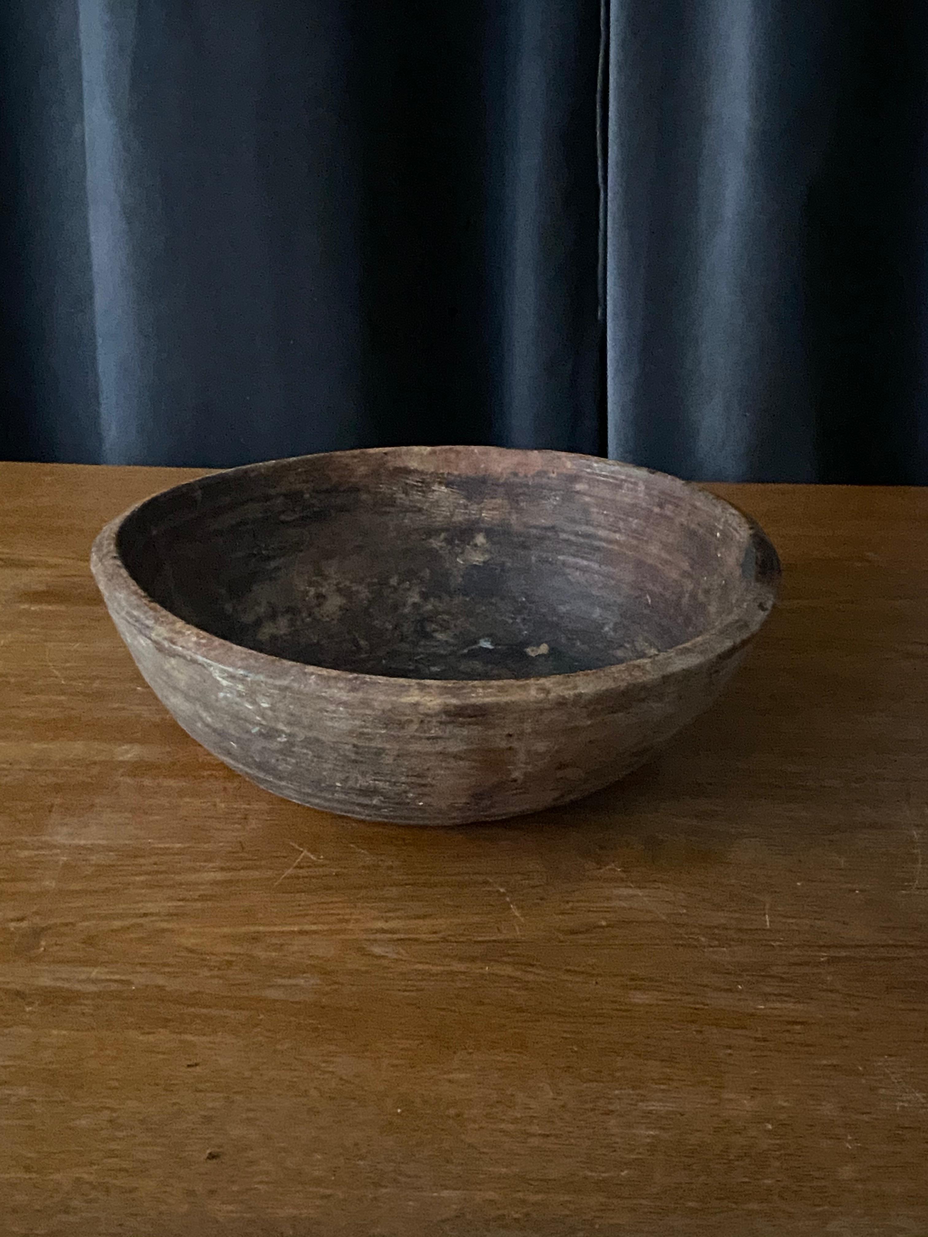 An antique, unique organic farmers wooden bowl. With highly appealing patina, Produced in Sweden, 19th century. 
  