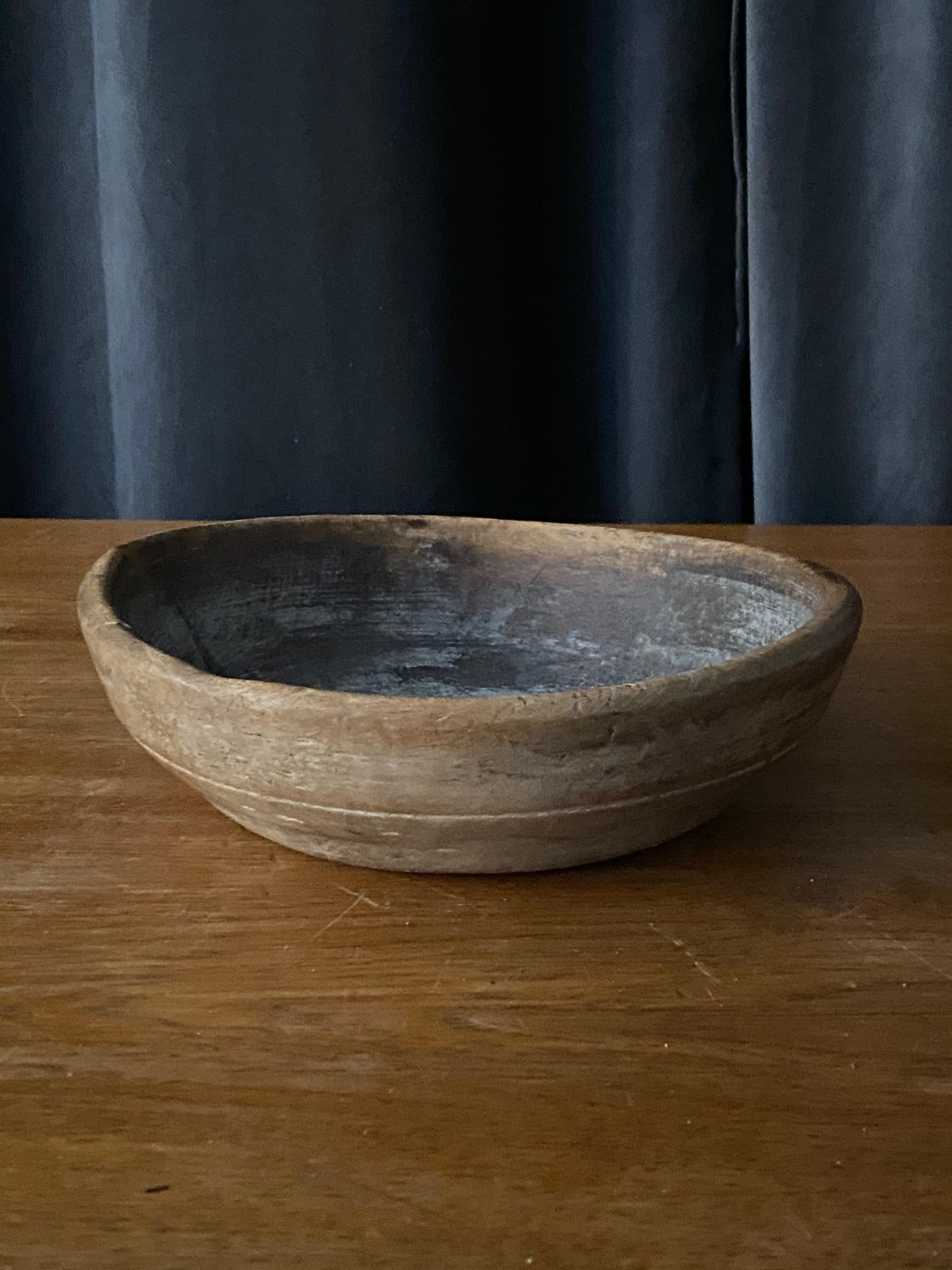 An antique, unique organic farmers wooden bowl. With highly appealing patina, Produced in Sweden, 19th century. 
  