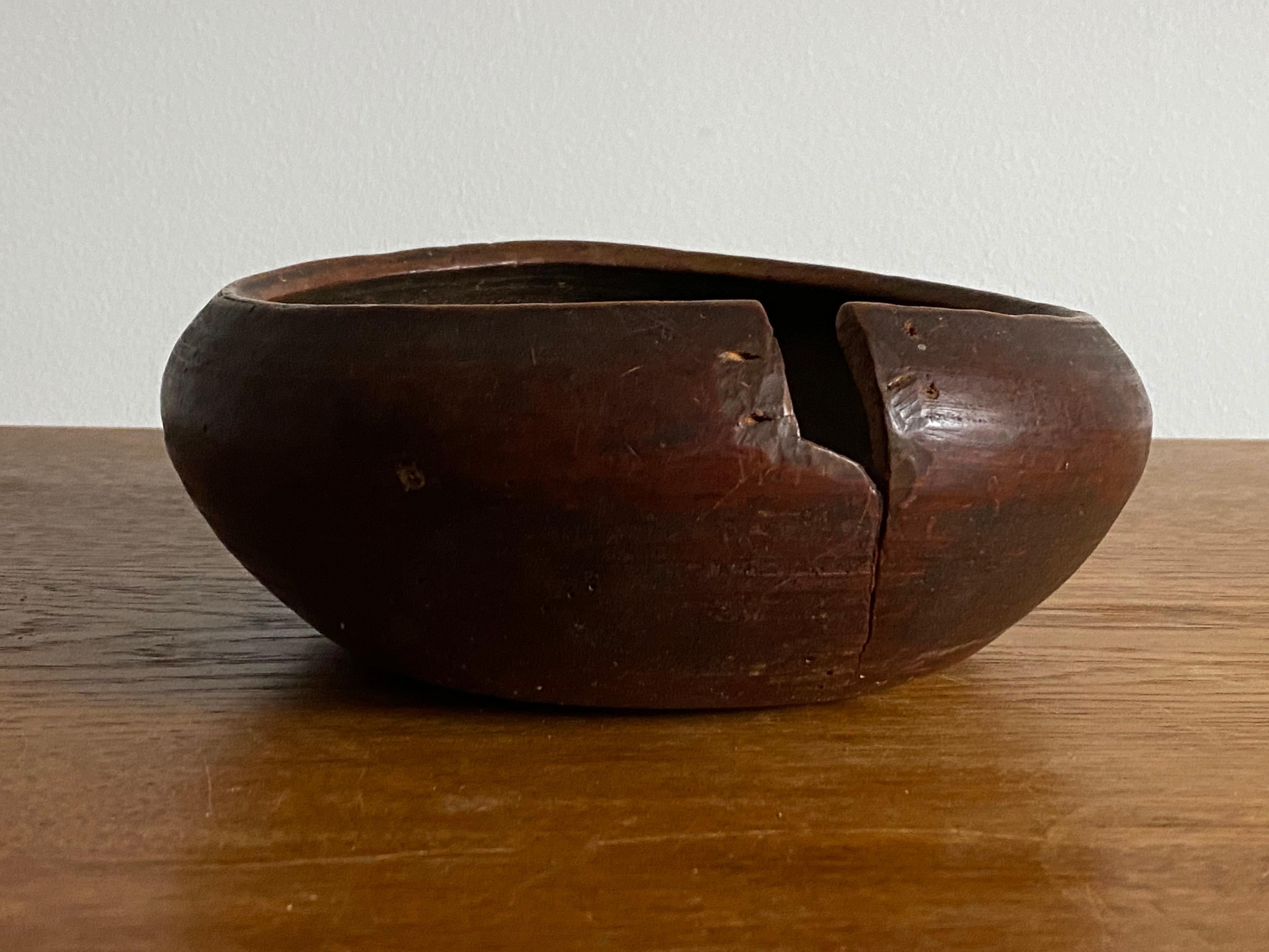 An antique and unique farmers organic wooden bowl. With highly appealing patina, produced in Sweden, 19th century.