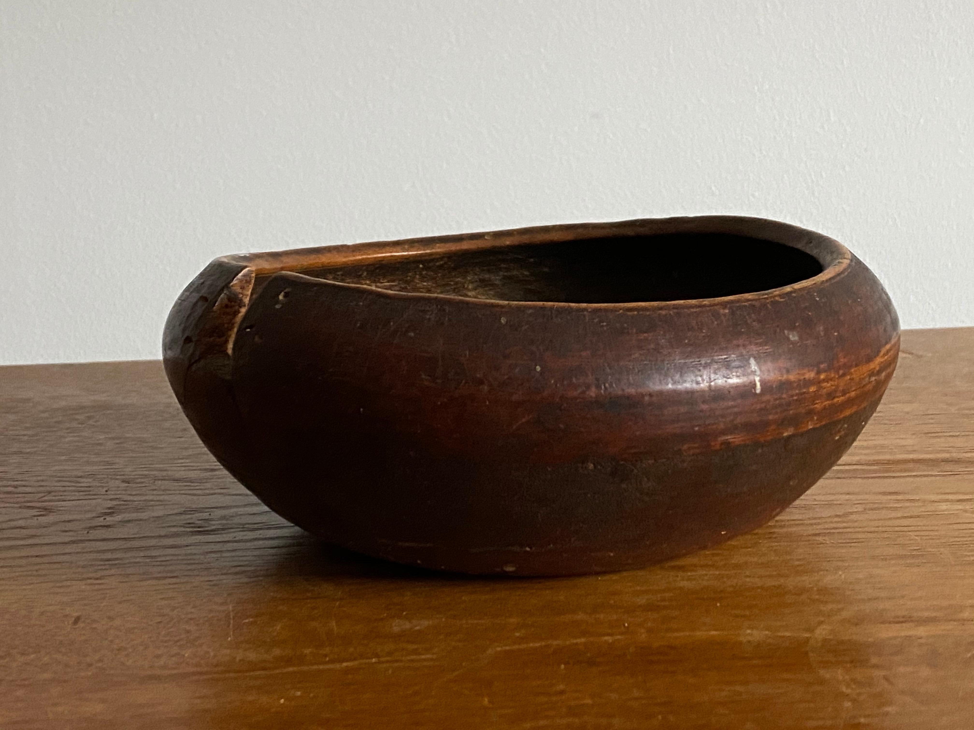 Swedish Folk Art, Unique Small and Organic 19th Century Farmers Bowl, Wood In Fair Condition In High Point, NC