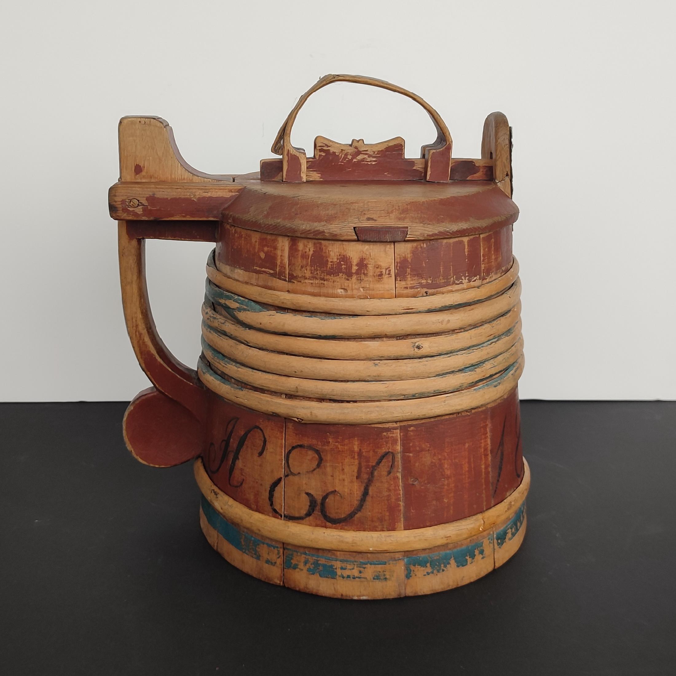 Skandinavische Volkskunst-Tankard aus Holz mit Deckel, 19. Jahrhundert (Schwedisch) im Angebot