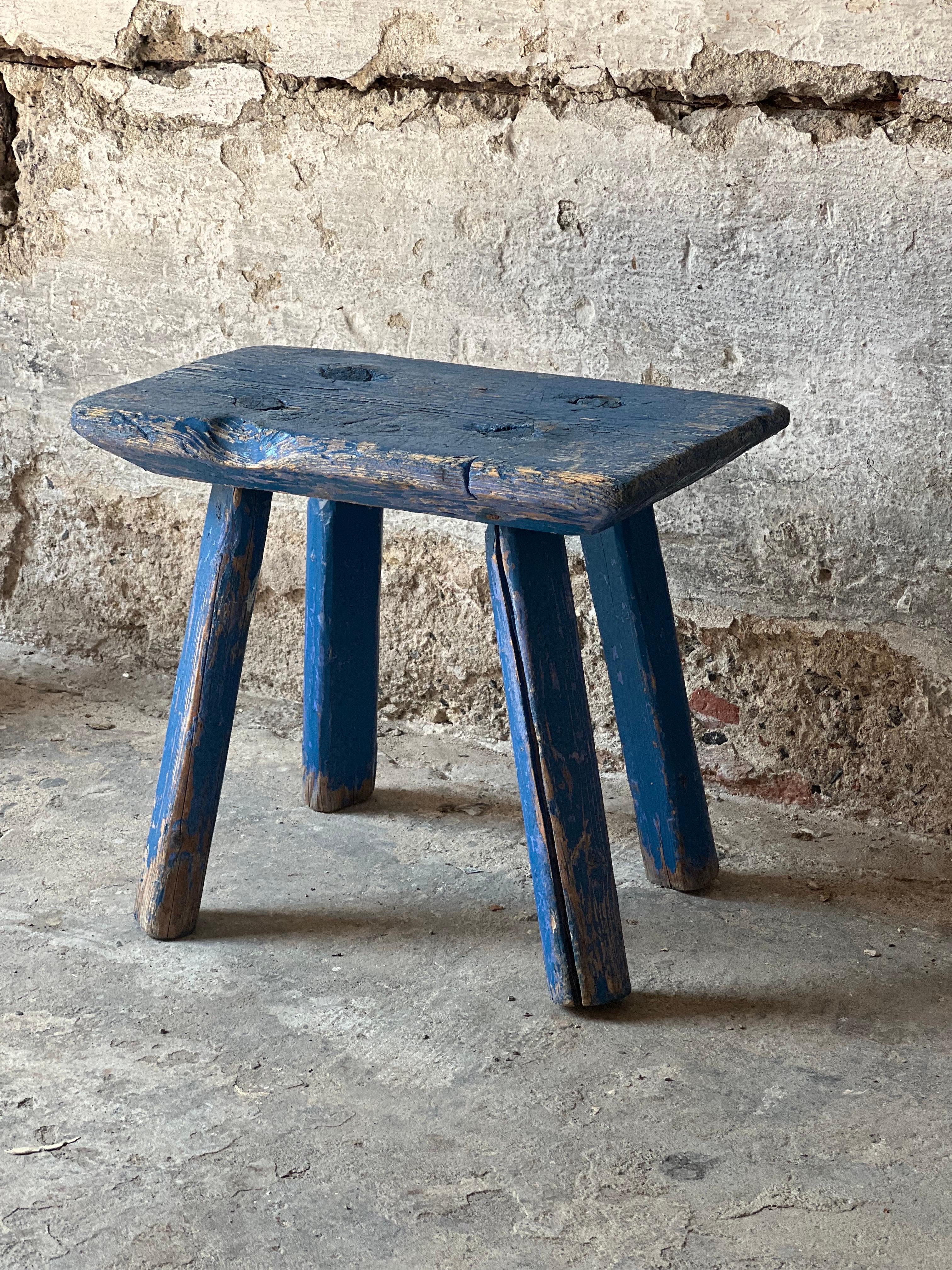 Tabouret folklorique suédois bleu Daté fin 1800 Art populaire Sièges paysans en vente 2