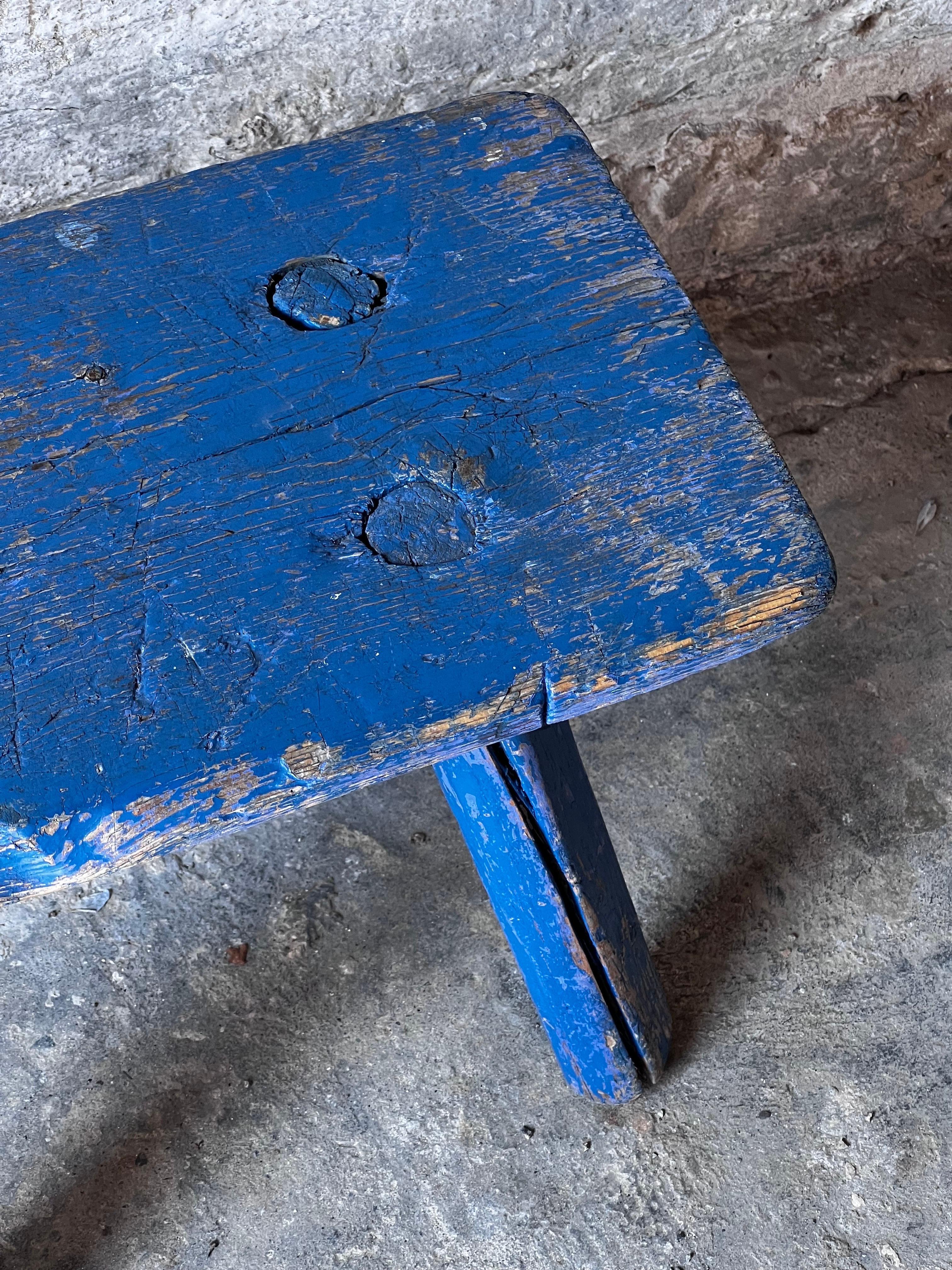 Tabouret folklorique suédois bleu Daté fin 1800 Art populaire Sièges paysans en vente 3