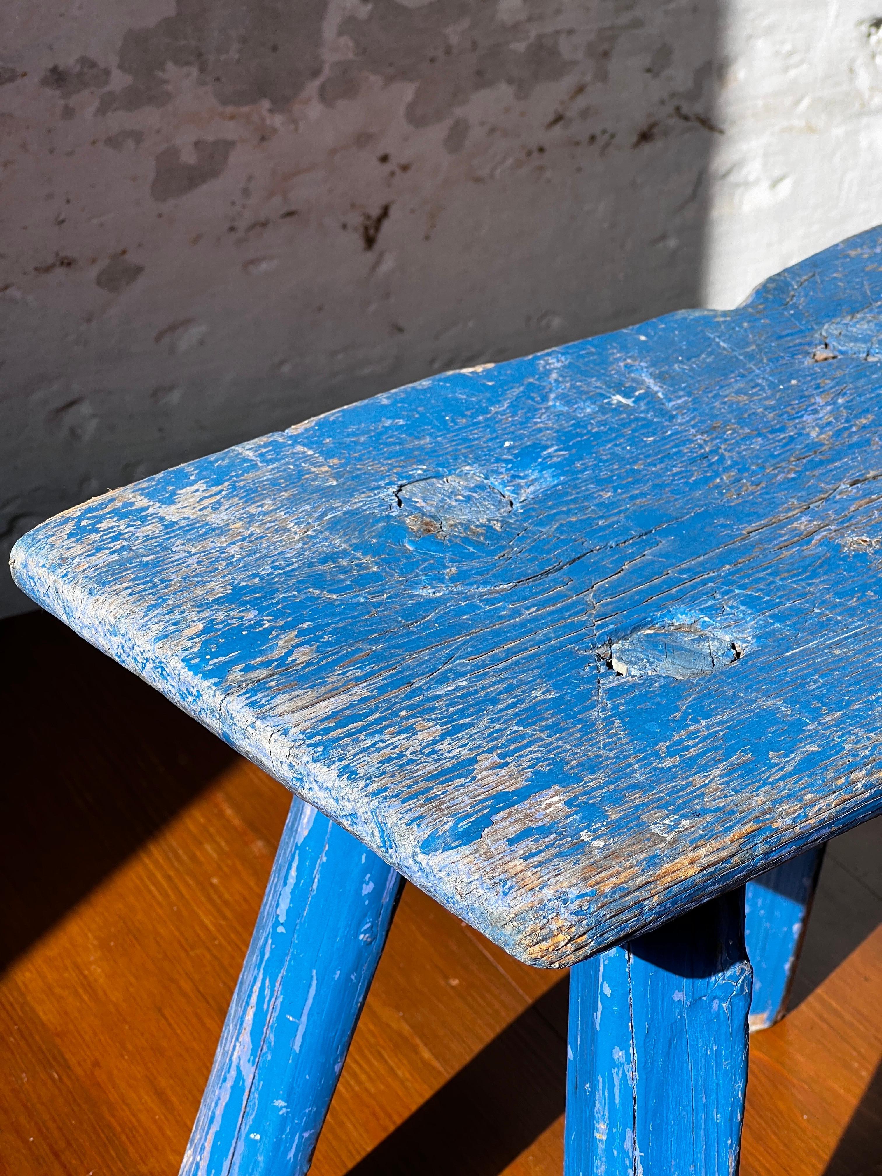 Tabouret suédois unique en pin massif  vers la fin des années 1800. Beaucoup d'histoire, de patine et de traces du temps. Très bon état.  Remarquable comme table d'appoint dans n'importe quelle pièce. Un véritable accroche-regard. Nous en avons deux