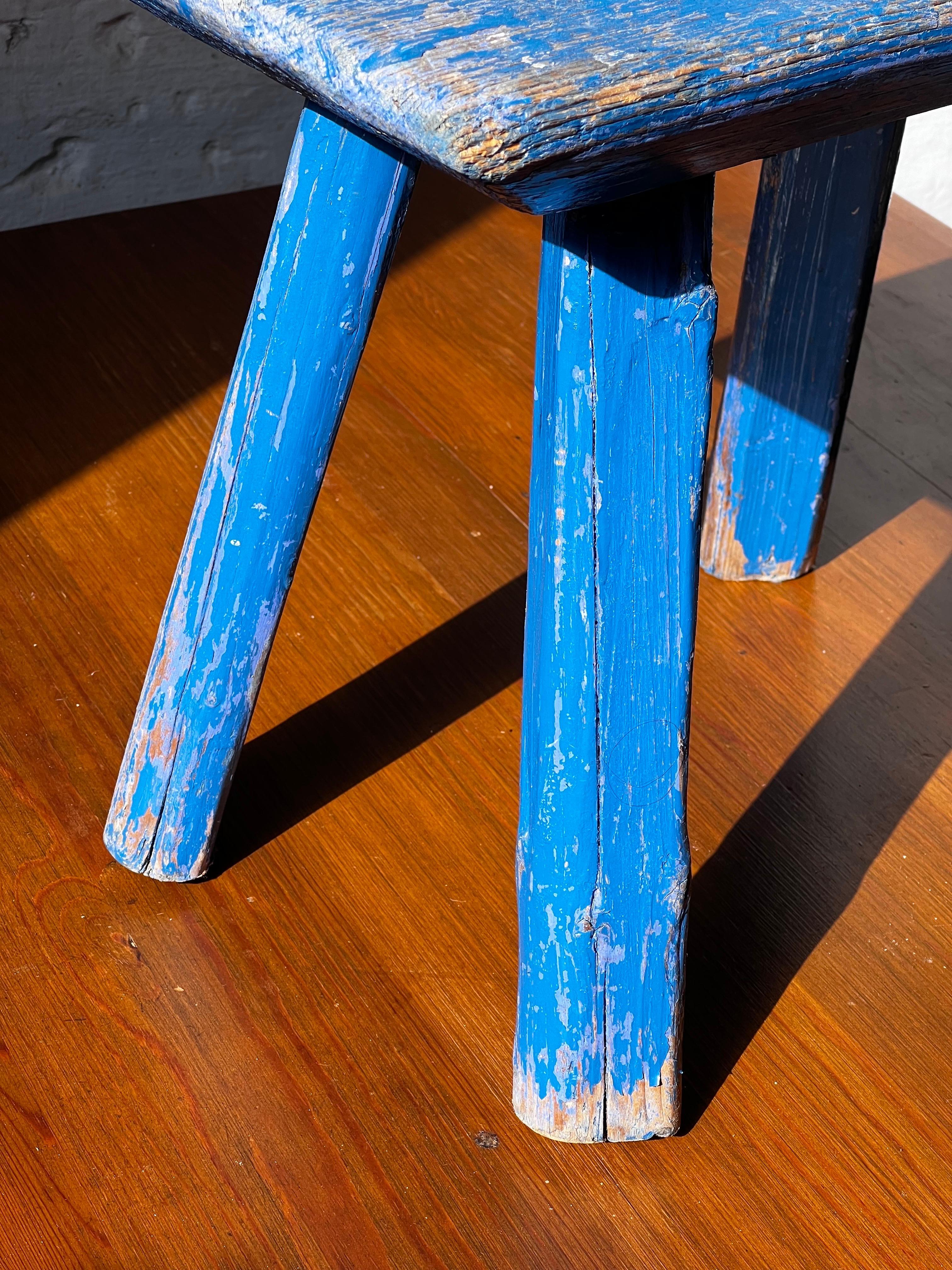 Brutalisme Tabouret folklorique suédois bleu Daté fin 1800 Art populaire Sièges paysans en vente