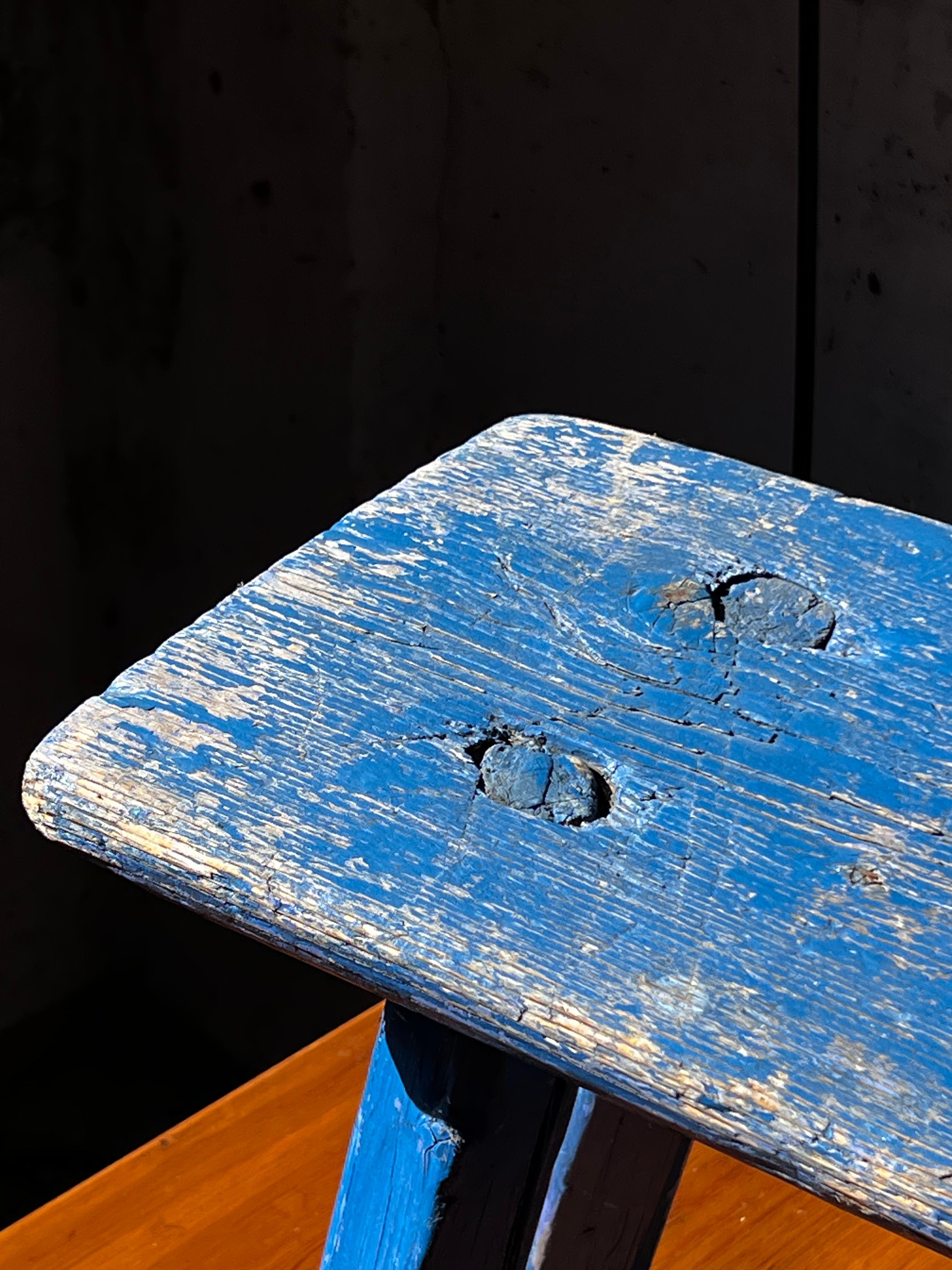 Suédois Tabouret folklorique suédois bleu Daté fin 1800 Art populaire Sièges paysans en vente