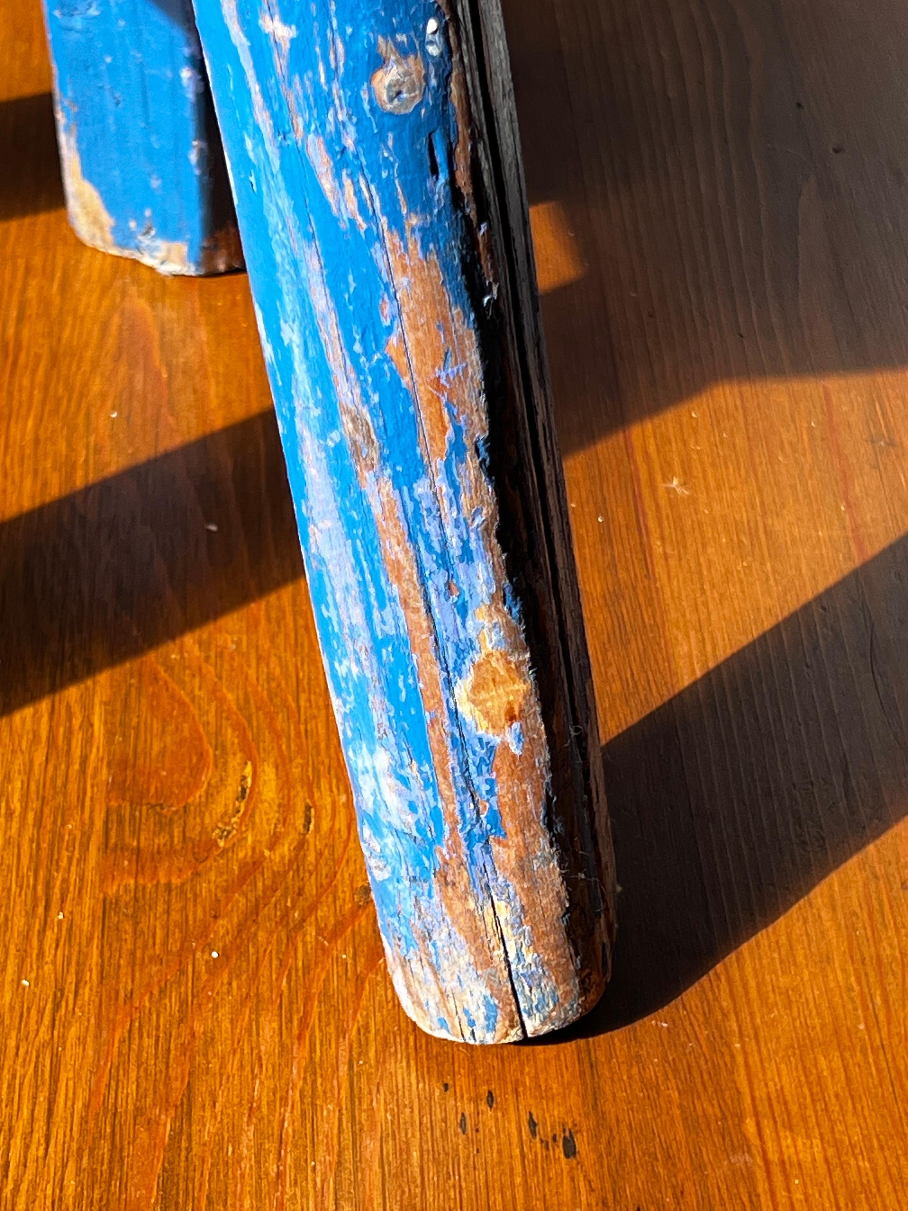 Sculpté à la main Tabouret folklorique suédois bleu Daté fin 1800 Art populaire Sièges paysans en vente