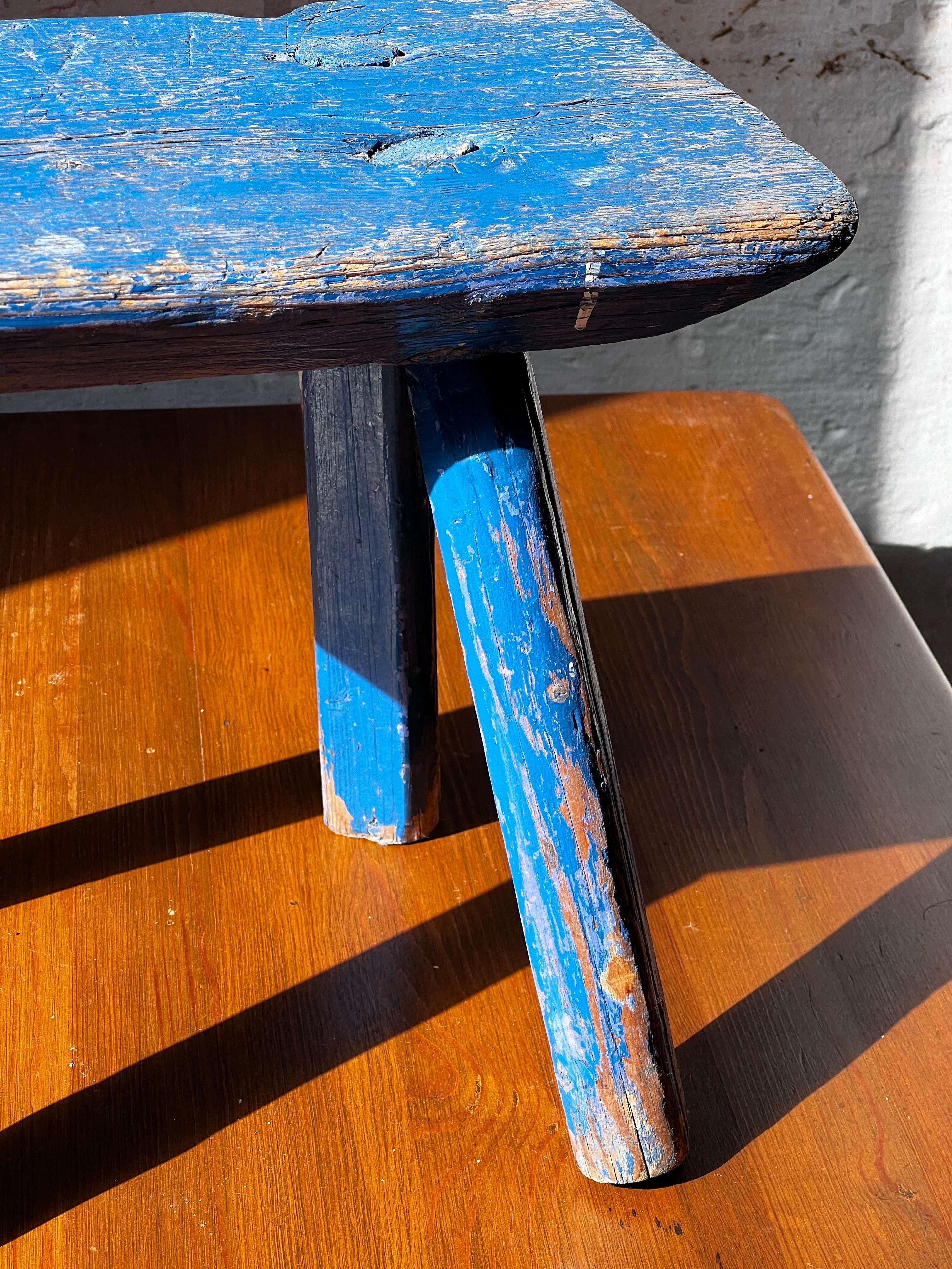 Tabouret folklorique suédois bleu Daté fin 1800 Art populaire Sièges paysans Bon état - En vente à Forest, BE