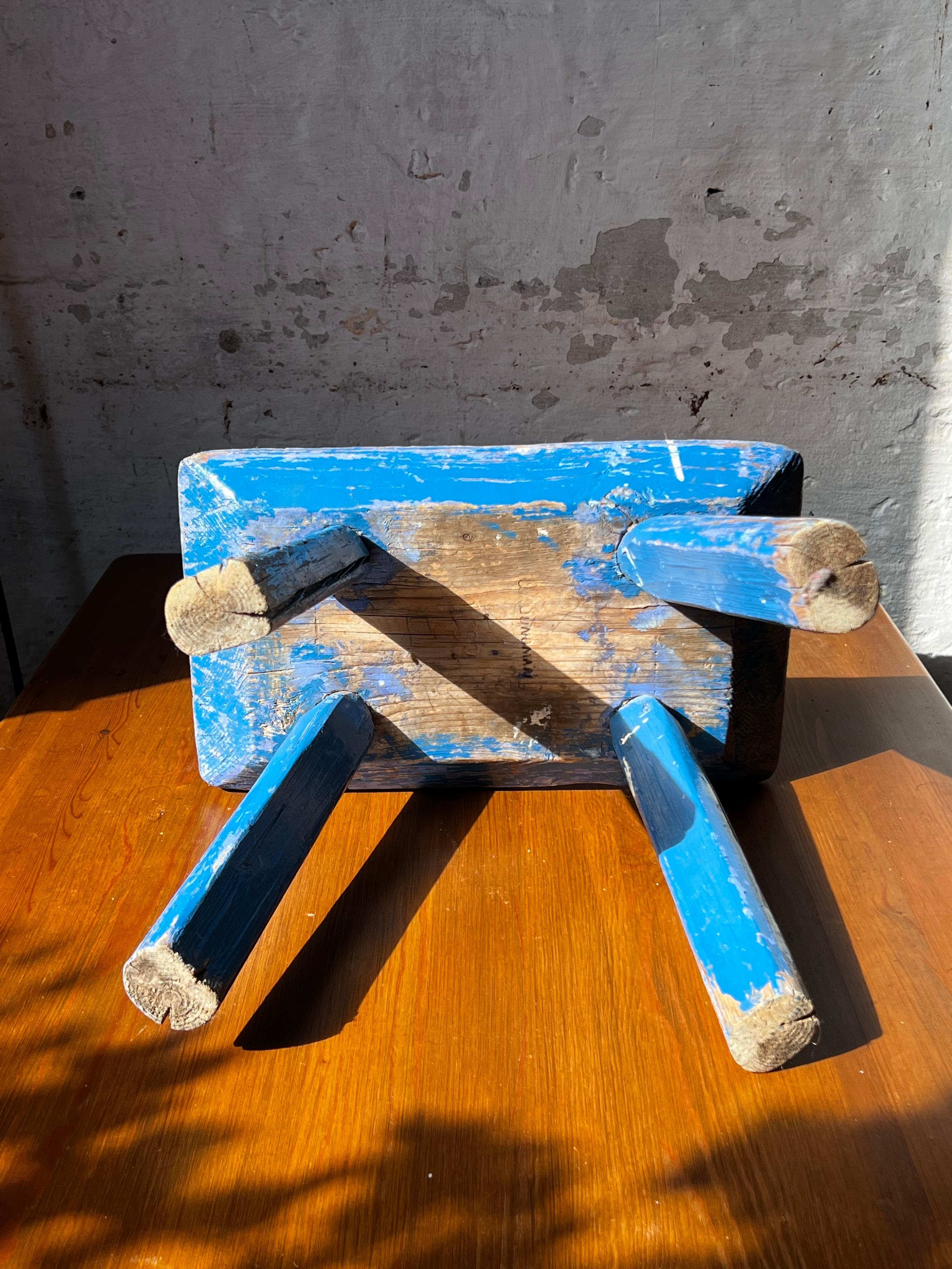 XIXe siècle Tabouret folklorique suédois bleu Daté fin 1800 Art populaire Sièges paysans en vente