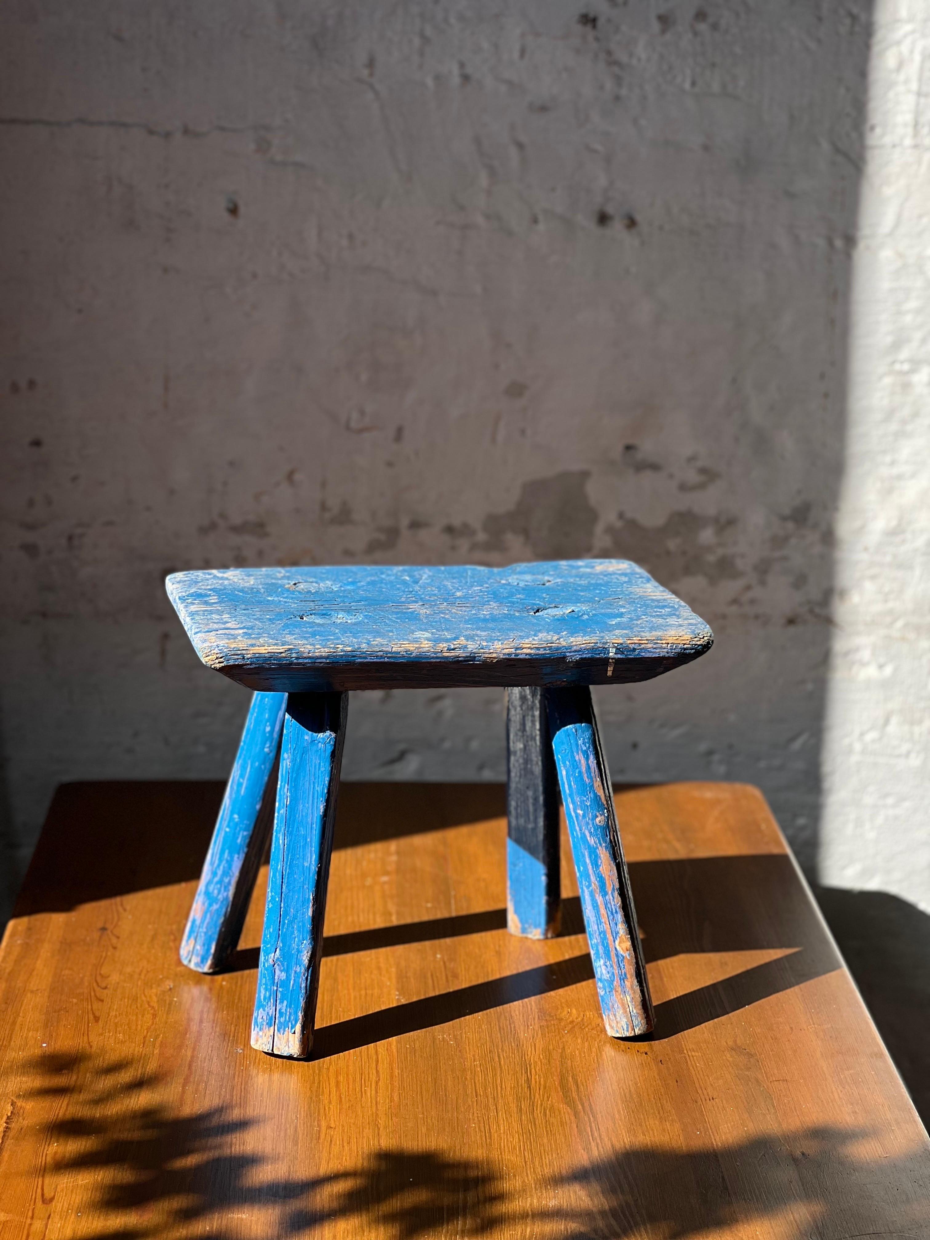 Tabouret folklorique suédois bleu Daté fin 1800 Art populaire Sièges paysans en vente 1