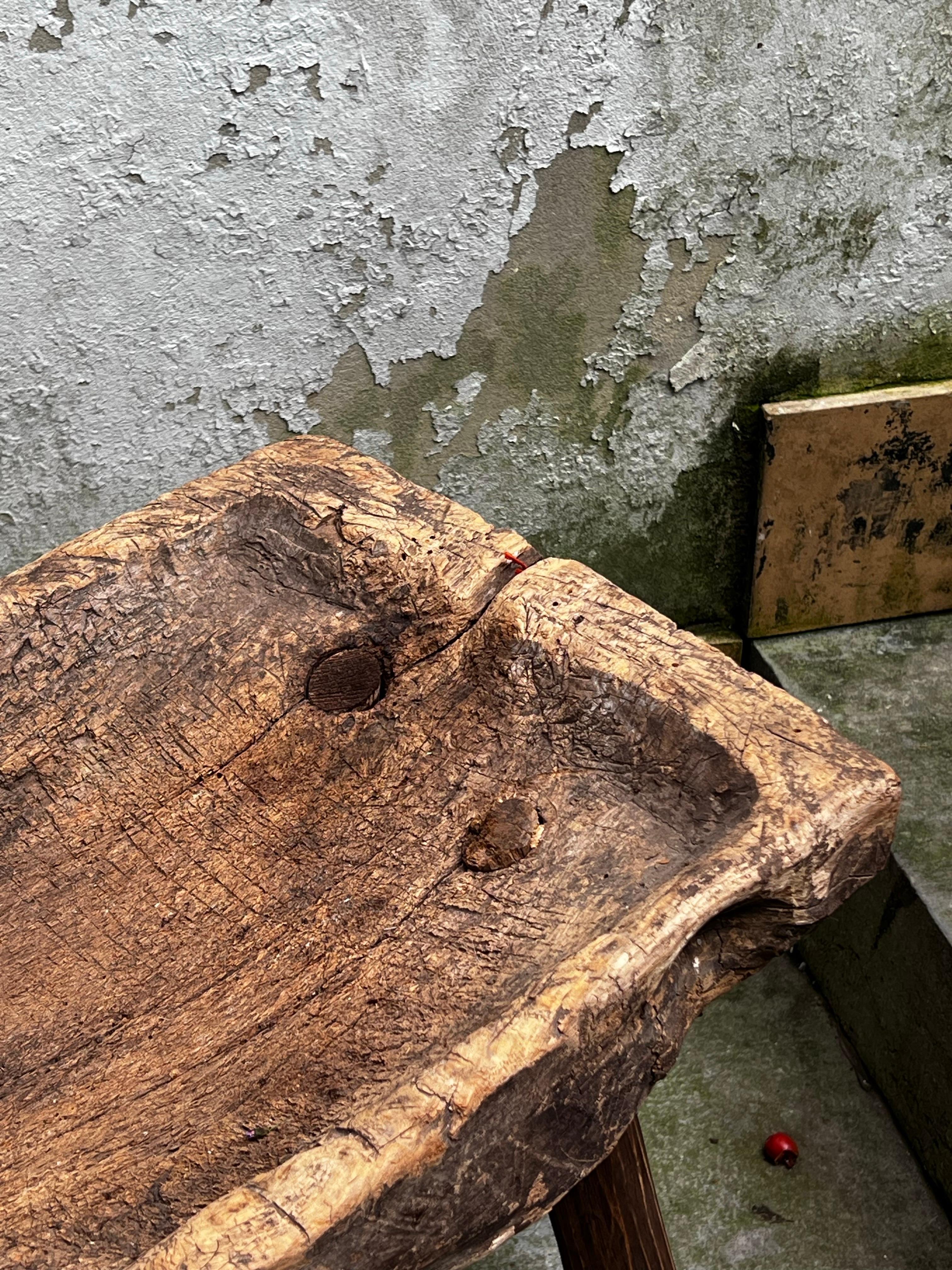 Banc suédois unique pour couper la viande en pin massif  vers la fin des années 1800. Beaucoup d'histoire, de patine et de traces du temps. Très bon état.  Remarquable comme table d'appoint dans n'importe quelle pièce. Un véritable