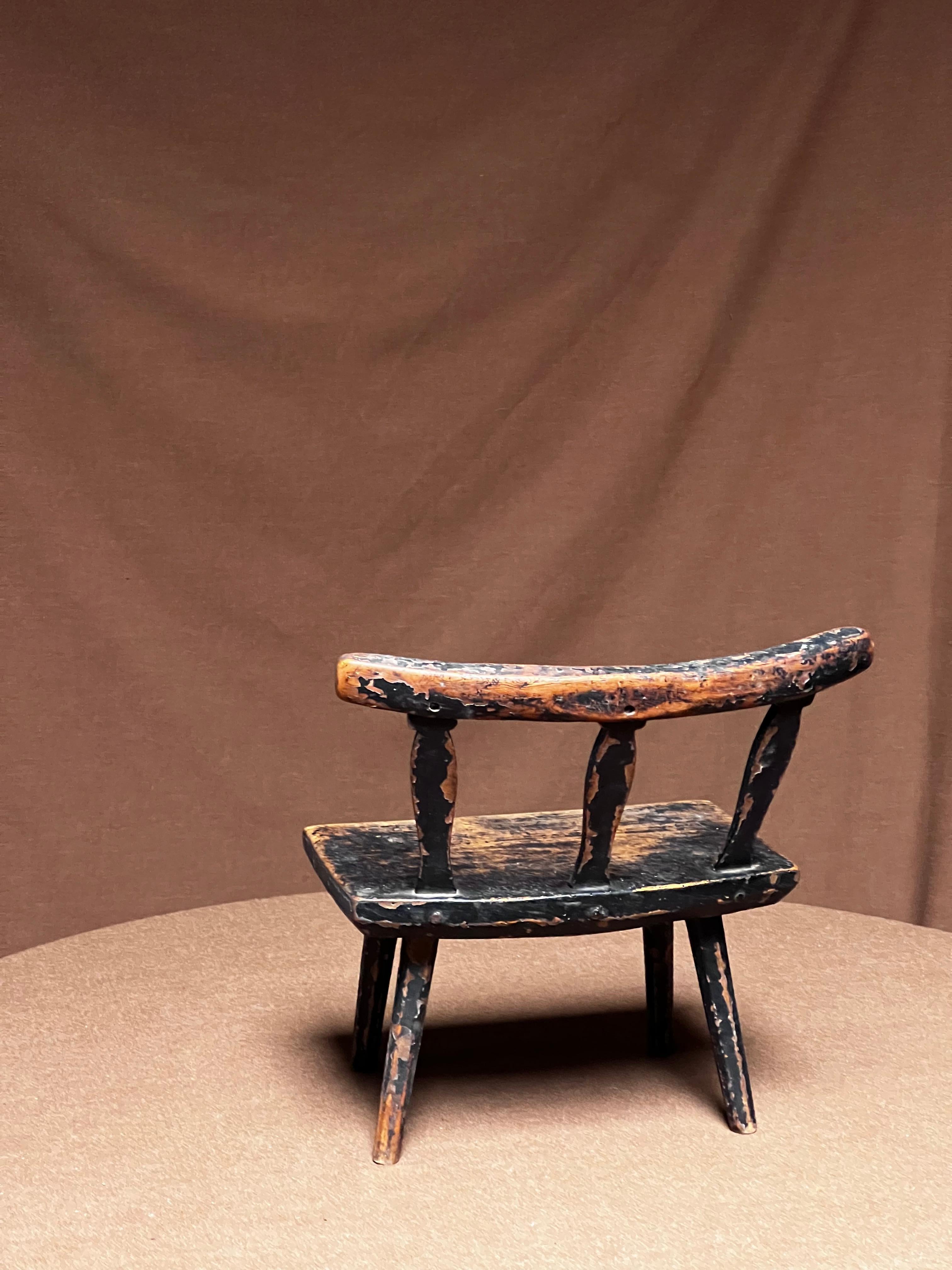 Petit tabouret de cheminée noir folklorique suédois 18e siècle Art populaire Paysan unique en vente 2