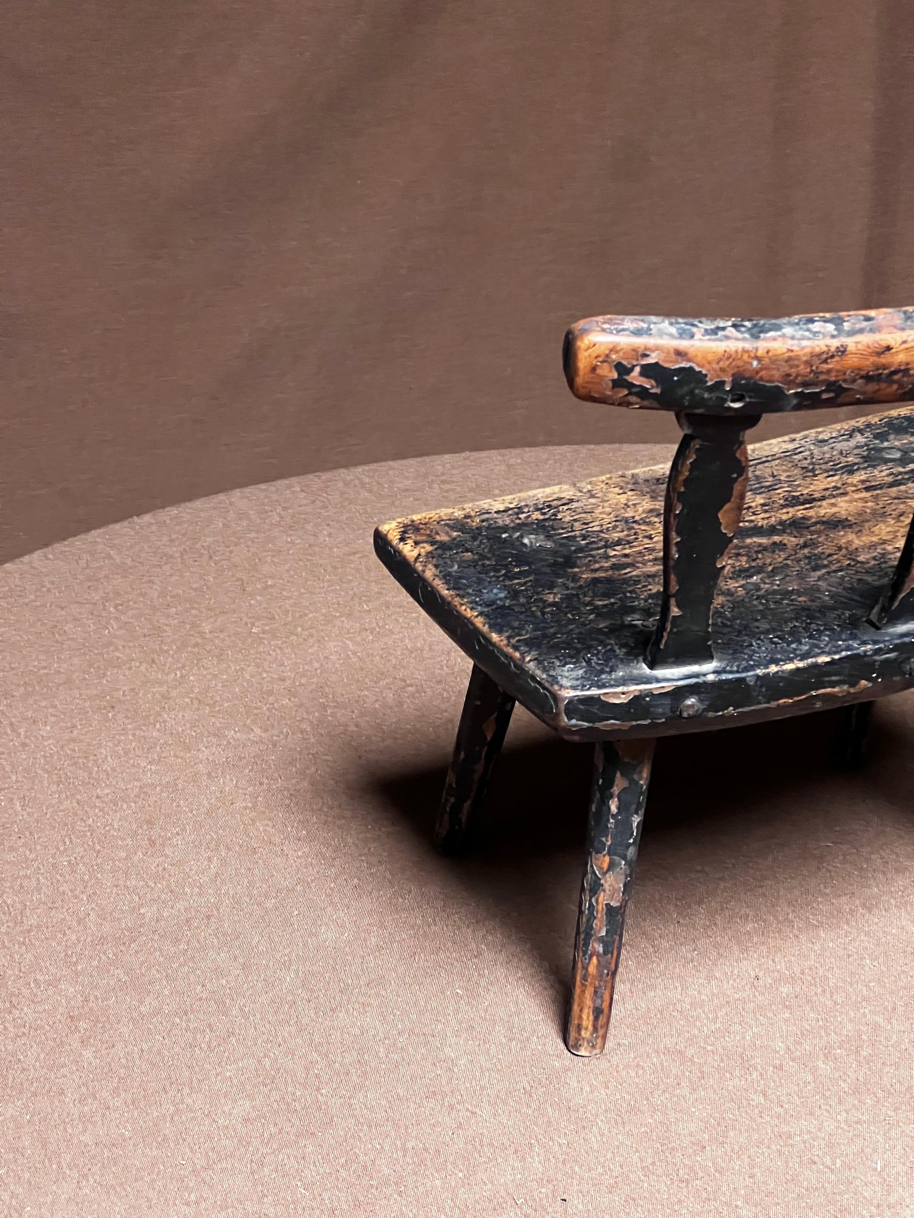 Petit tabouret de cheminée noir folklorique suédois 18e siècle Art populaire Paysan unique en vente 3