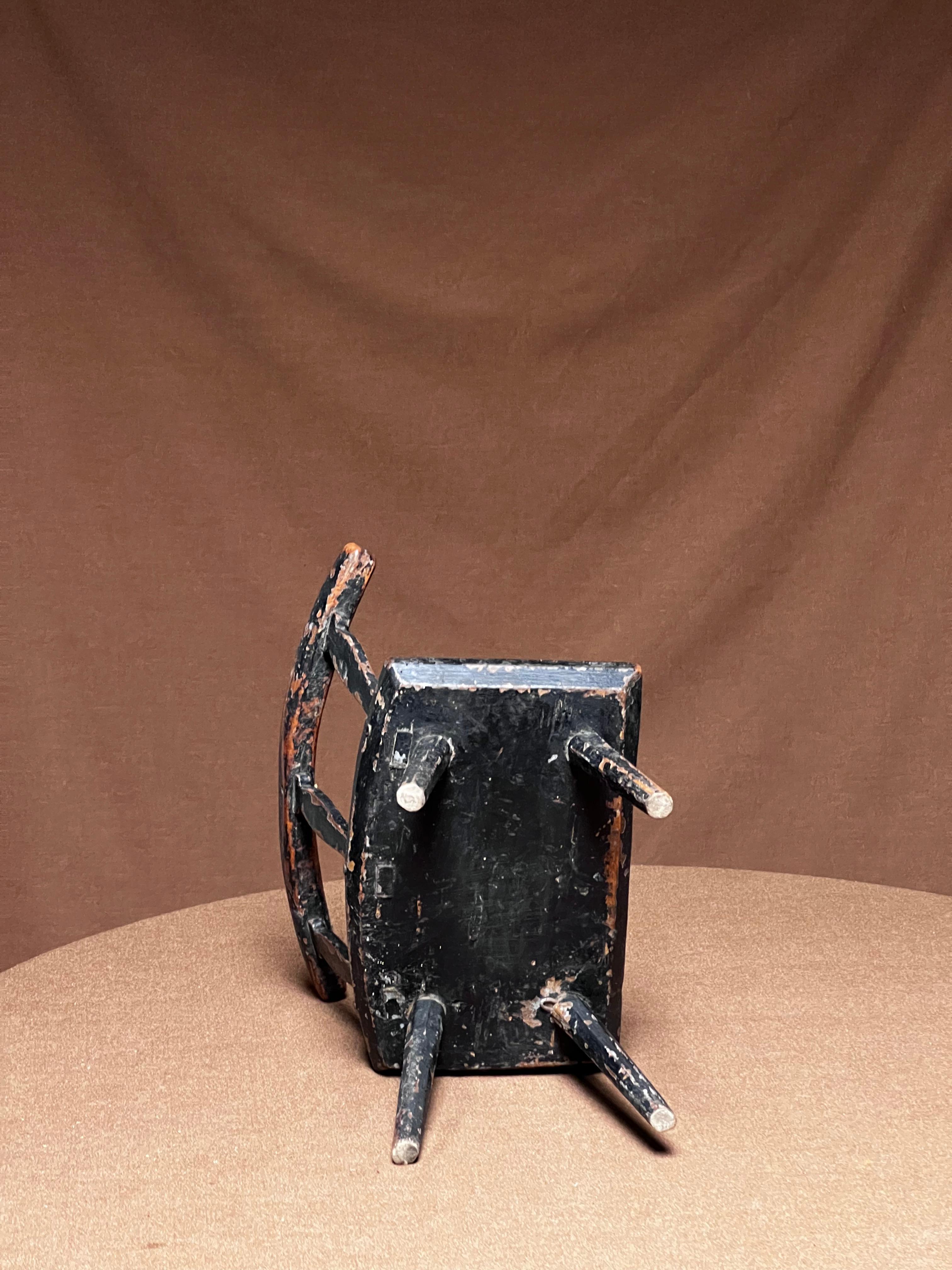 Petit tabouret de cheminée noir folklorique suédois 18e siècle Art populaire Paysan unique en vente 4