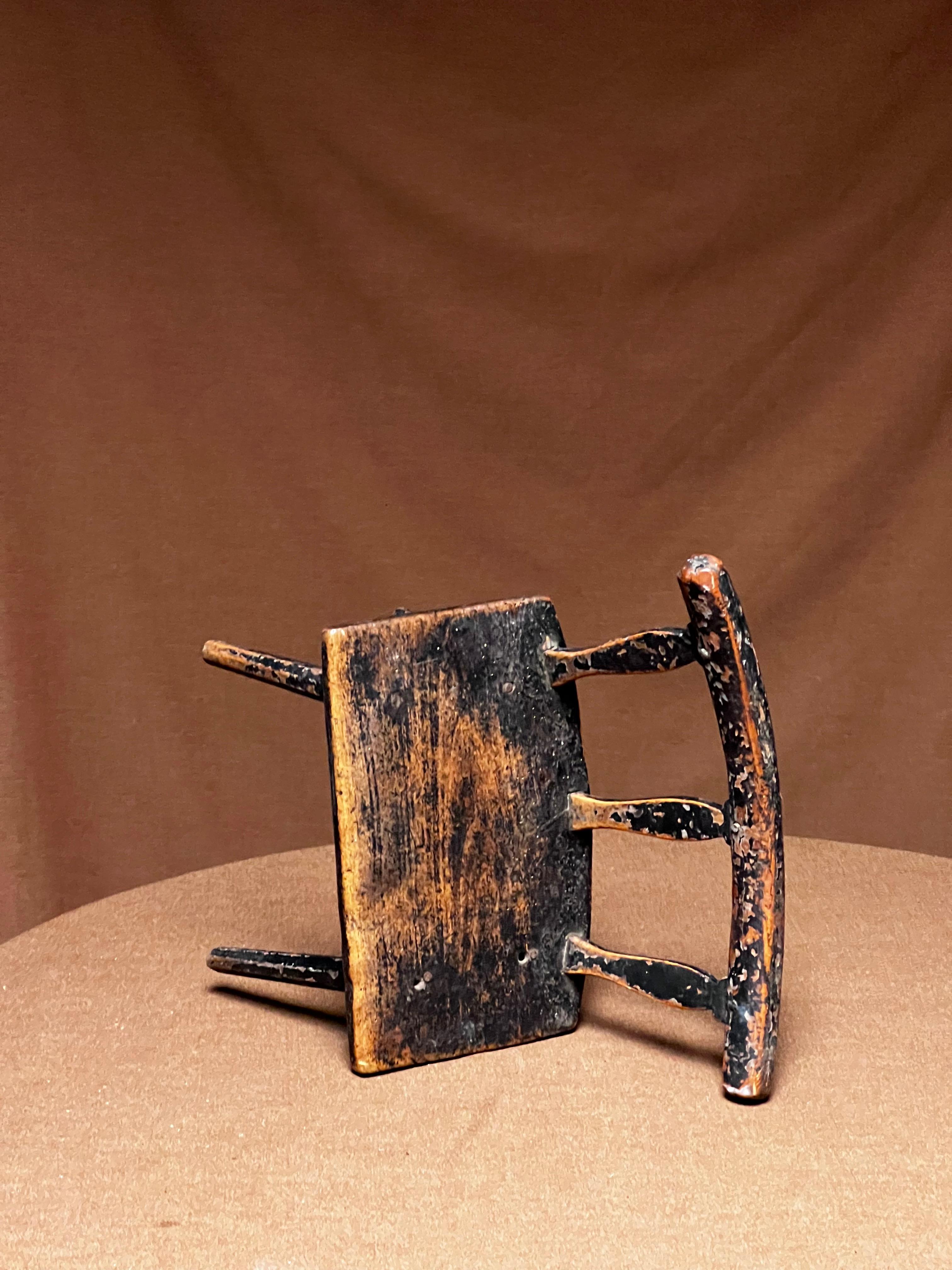 Petit tabouret de cheminée noir folklorique suédois 18e siècle Art populaire Paysan unique en vente 5