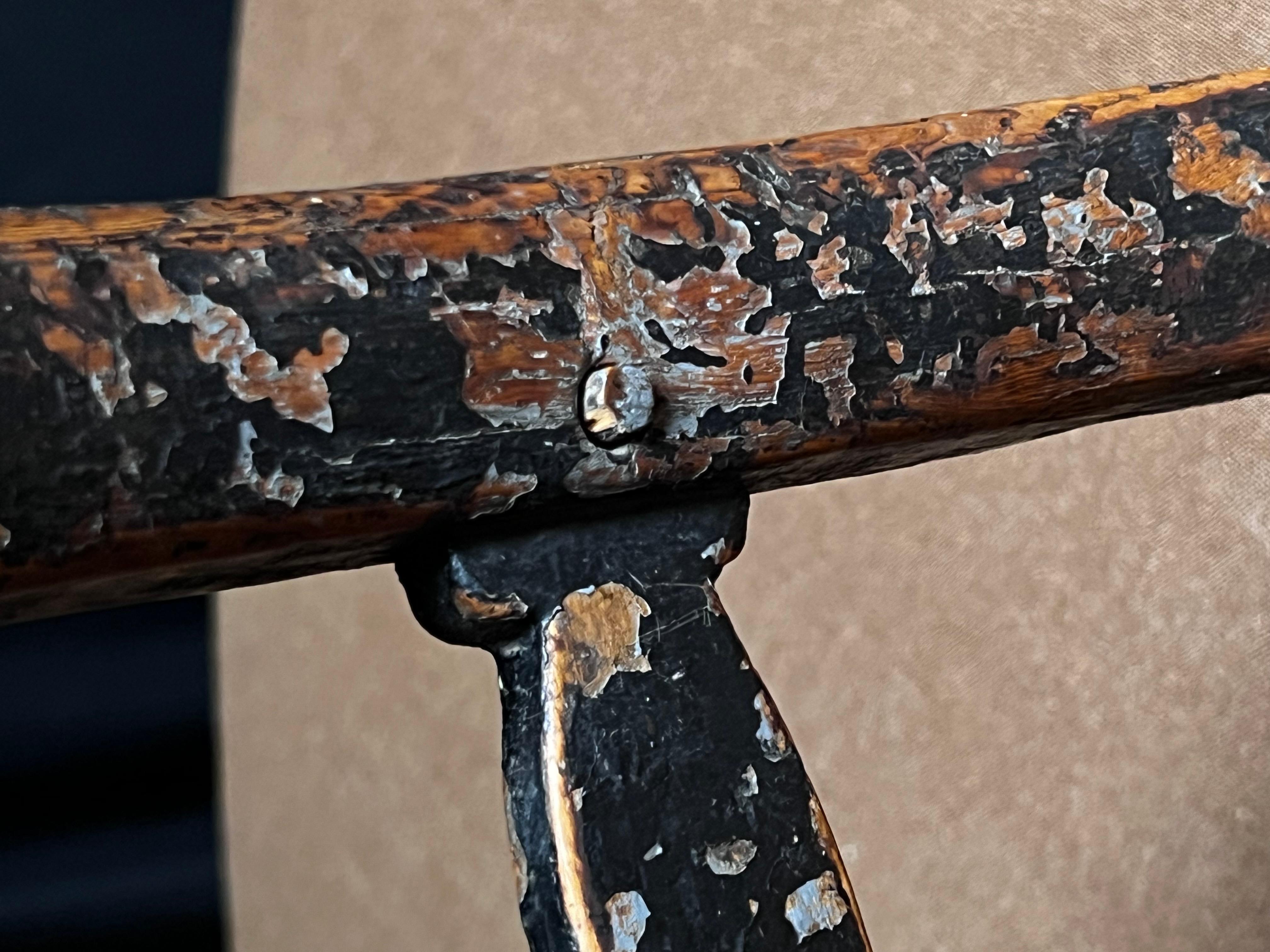 Petit tabouret de cheminée noir folklorique suédois 18e siècle Art populaire Paysan unique en vente 6