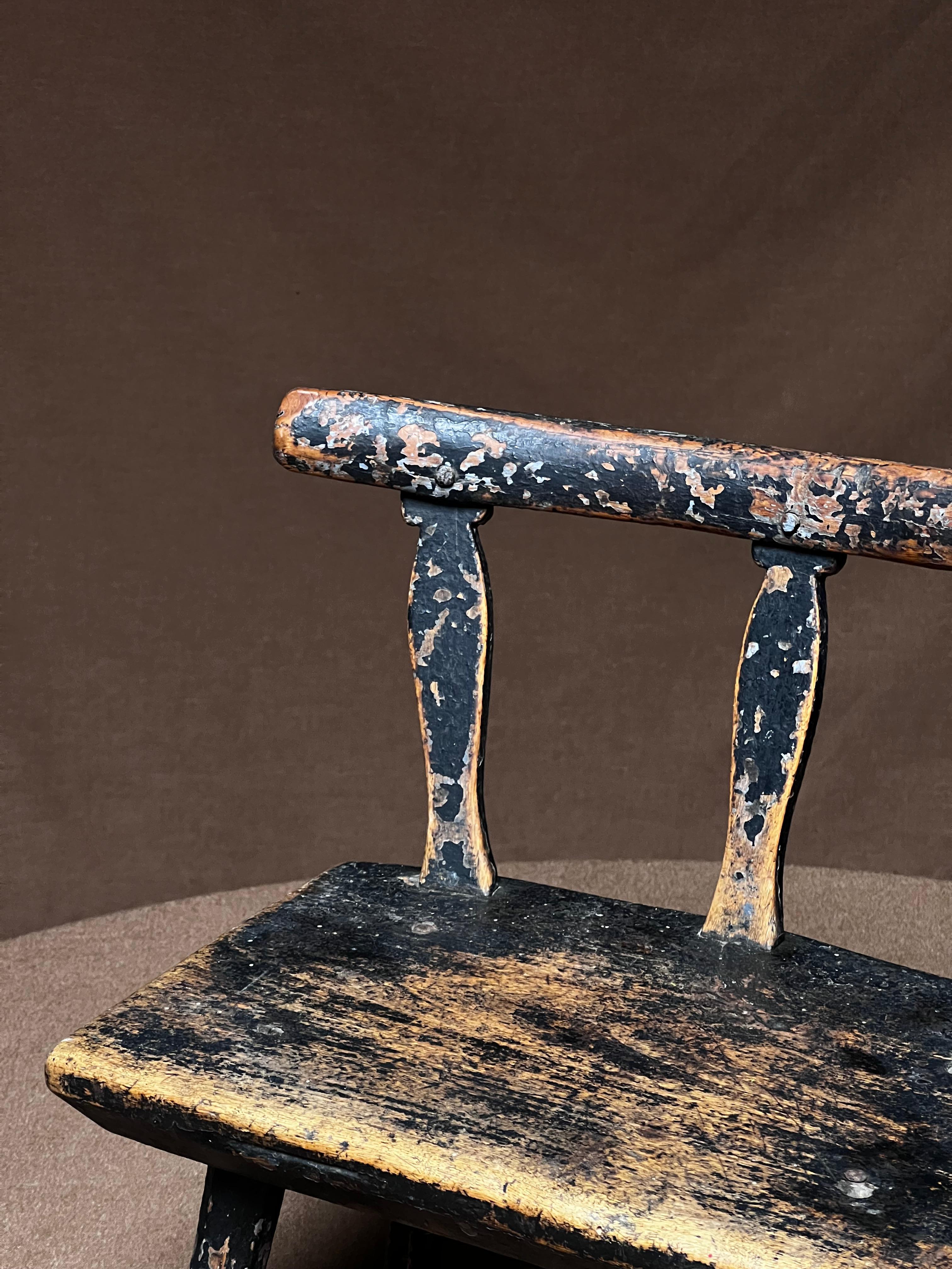Brutalisme Petit tabouret de cheminée noir folklorique suédois 18e siècle Art populaire Paysan unique en vente