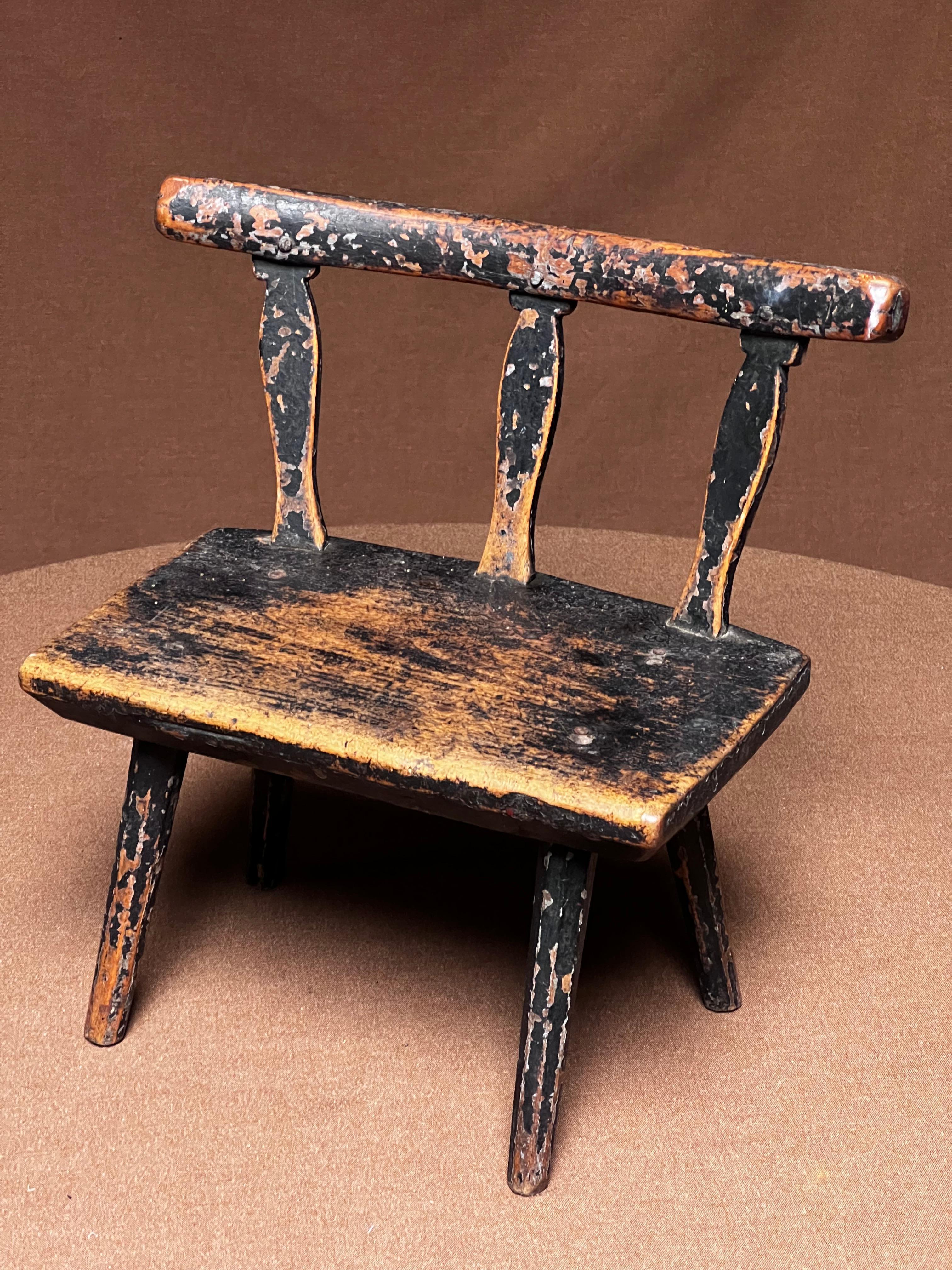 Suédois Petit tabouret de cheminée noir folklorique suédois 18e siècle Art populaire Paysan unique en vente