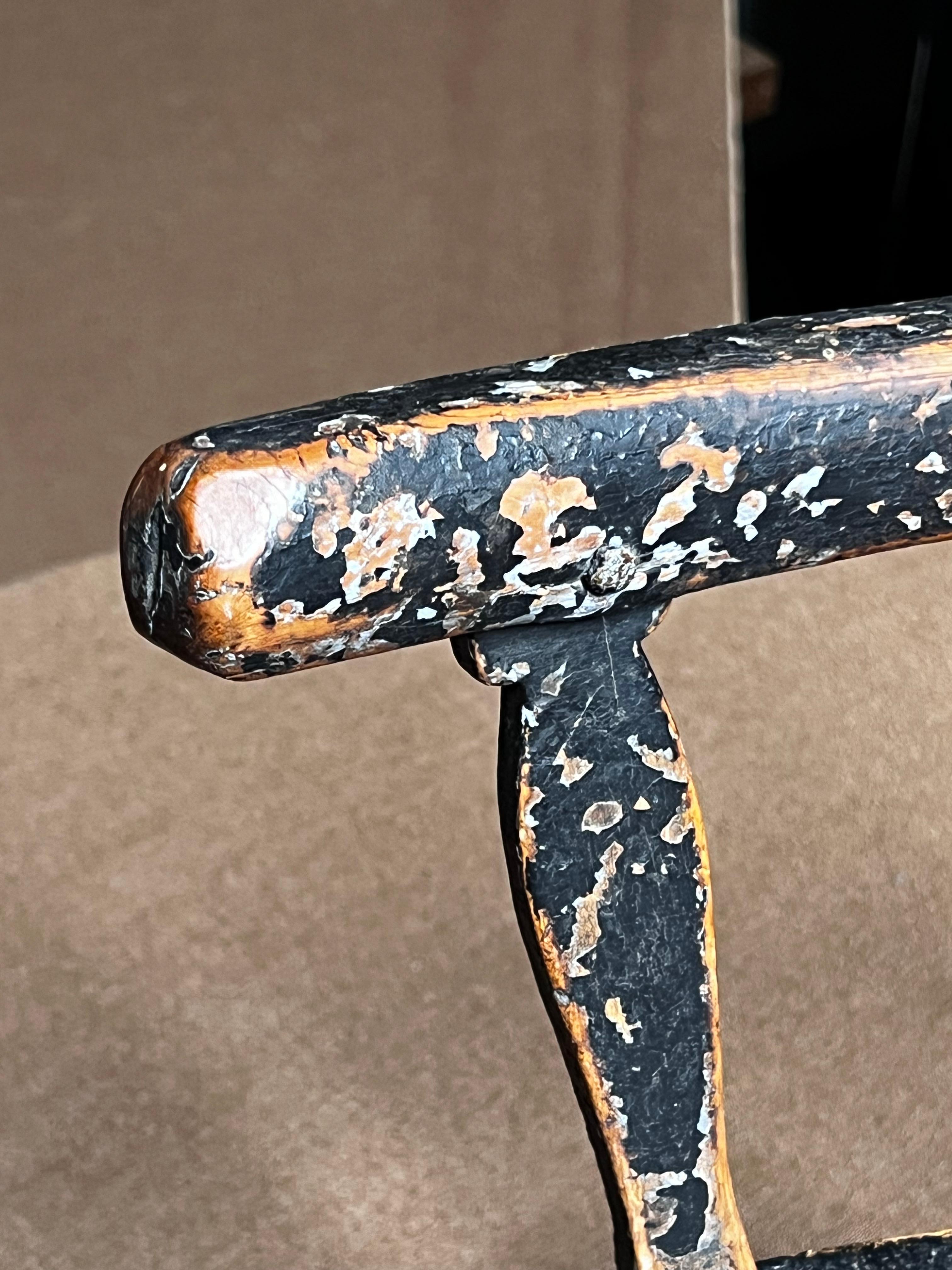 Sculpté à la main Petit tabouret de cheminée noir folklorique suédois 18e siècle Art populaire Paysan unique en vente