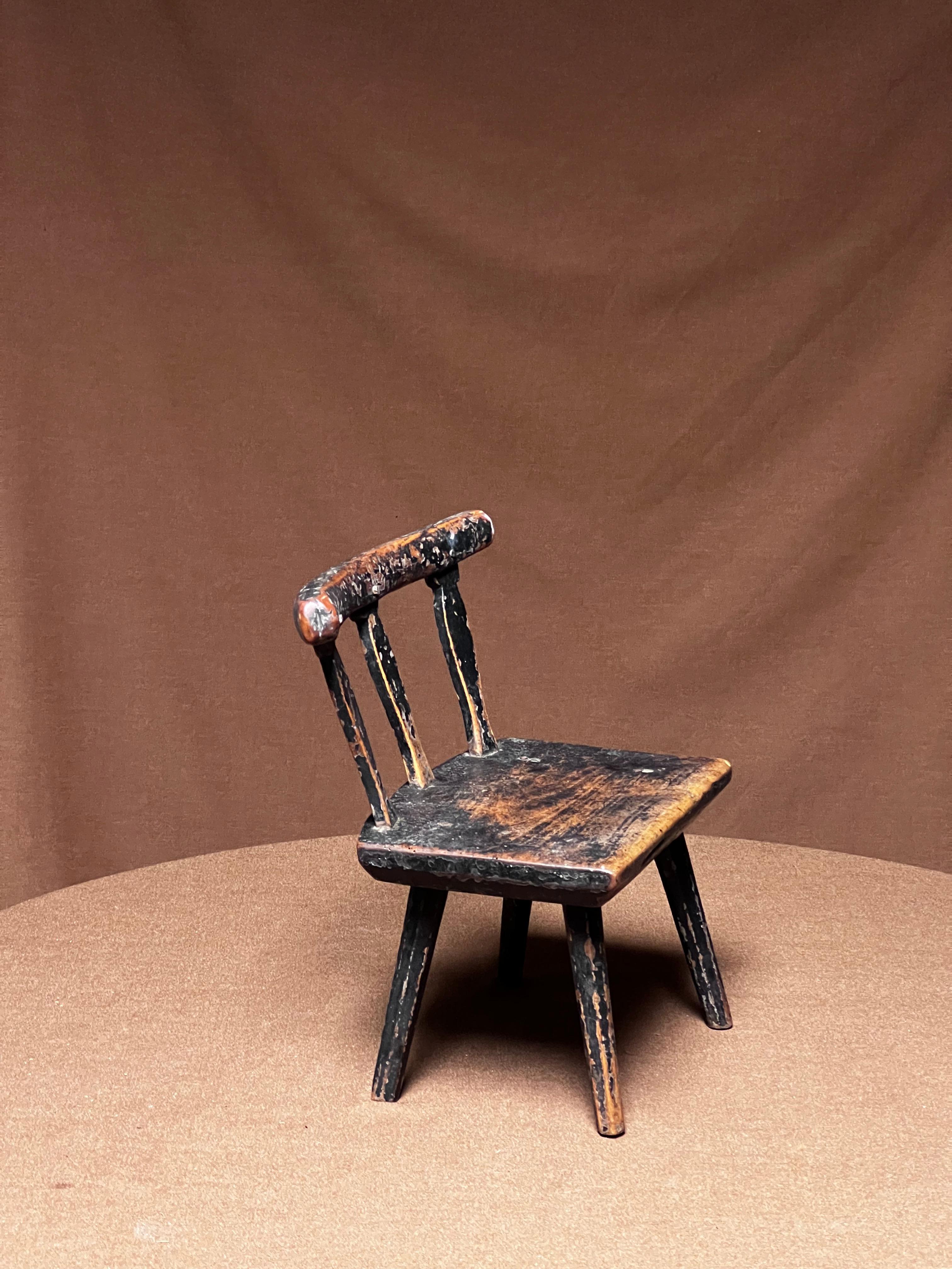 Petit tabouret de cheminée noir folklorique suédois 18e siècle Art populaire Paysan unique Bon état - En vente à Forest, BE