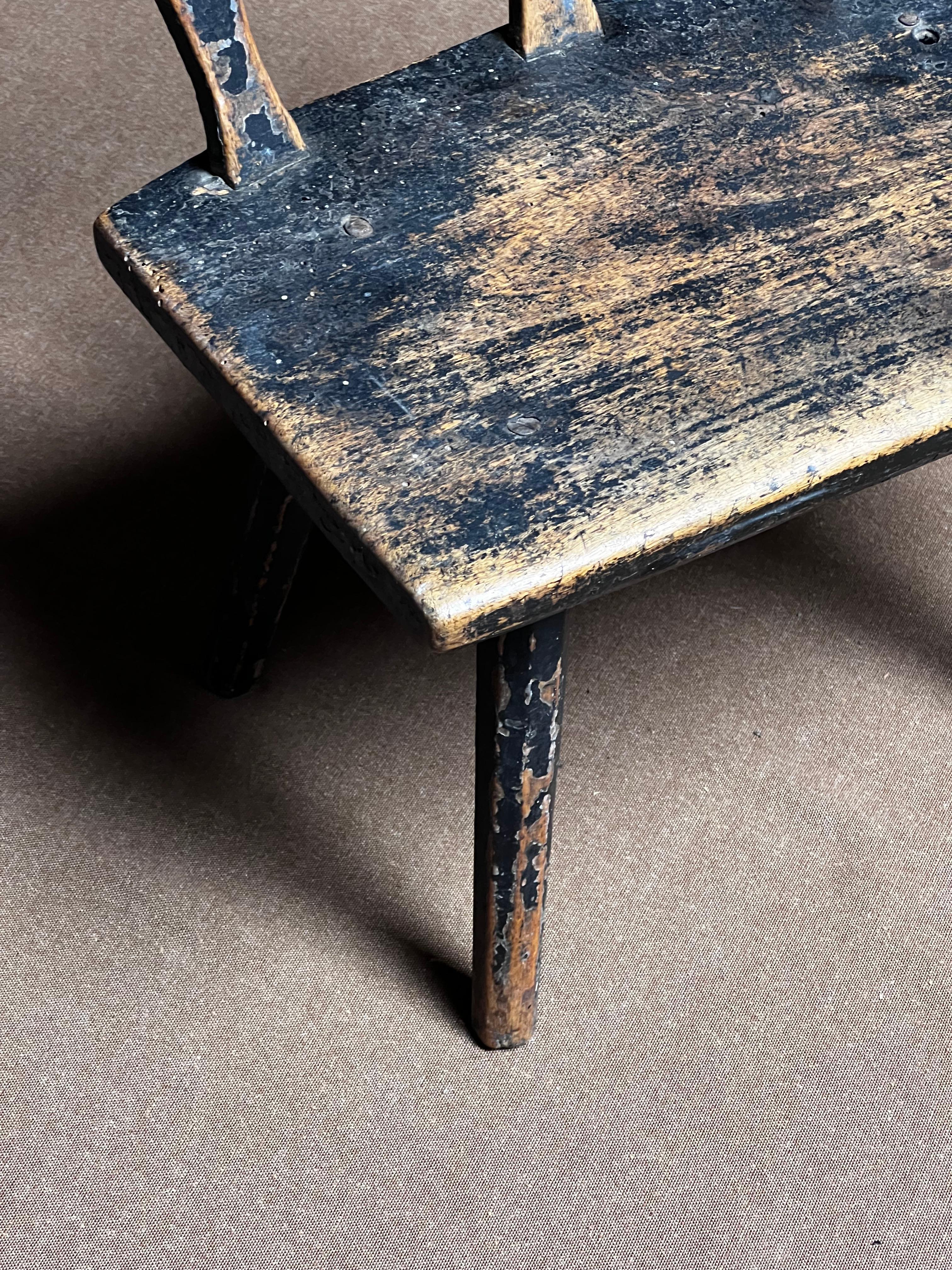 XVIIIe siècle Petit tabouret de cheminée noir folklorique suédois 18e siècle Art populaire Paysan unique en vente