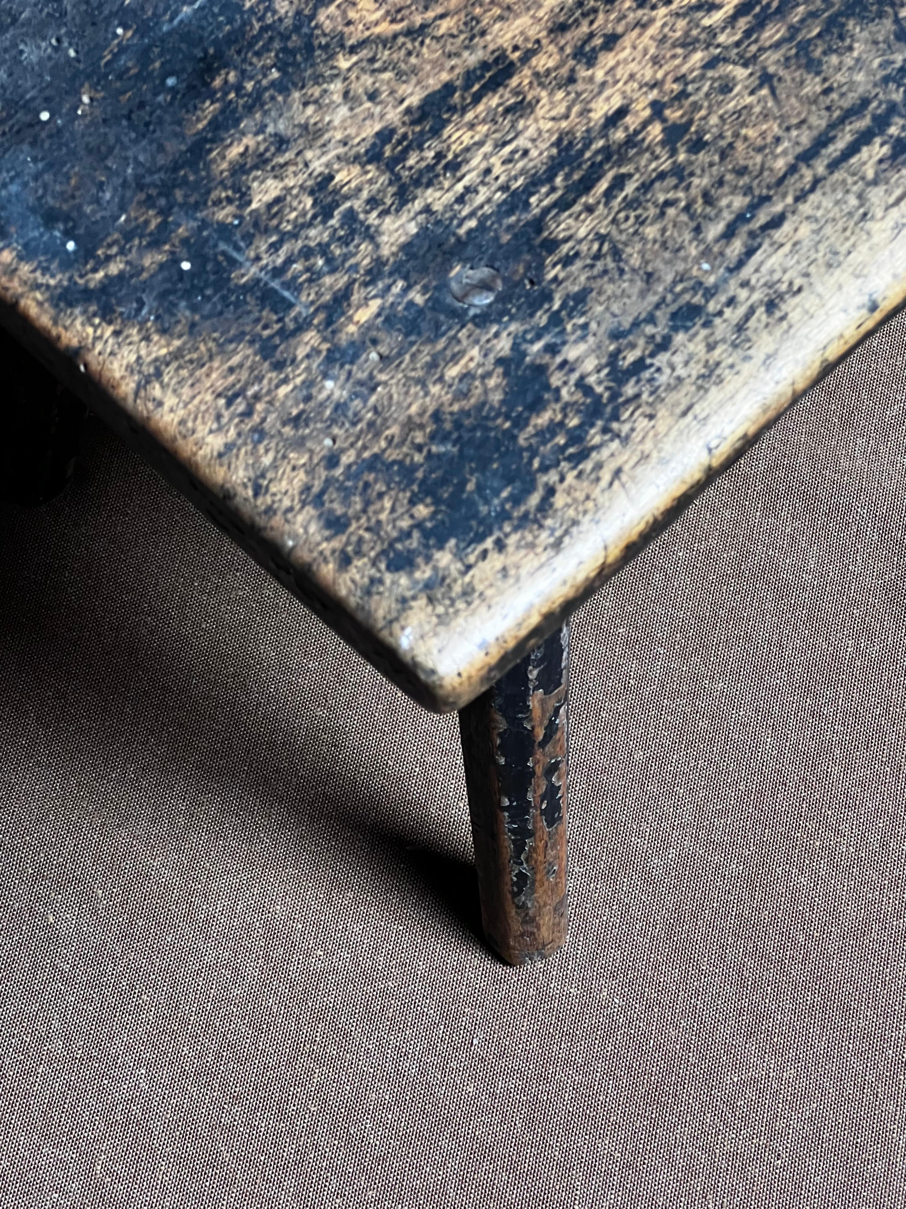 Pin Petit tabouret de cheminée noir folklorique suédois 18e siècle Art populaire Paysan unique en vente