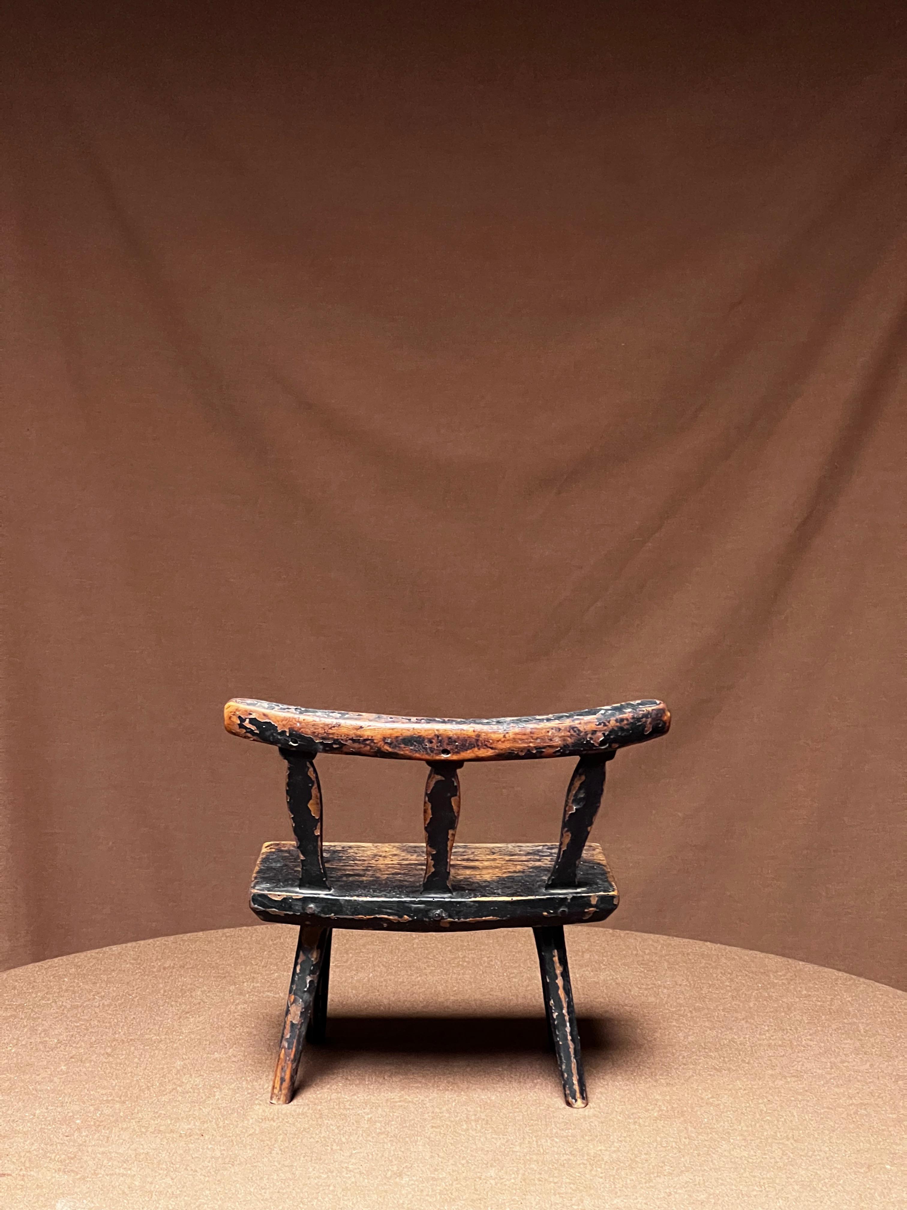 Petit tabouret de cheminée noir folklorique suédois 18e siècle Art populaire Paysan unique en vente 1