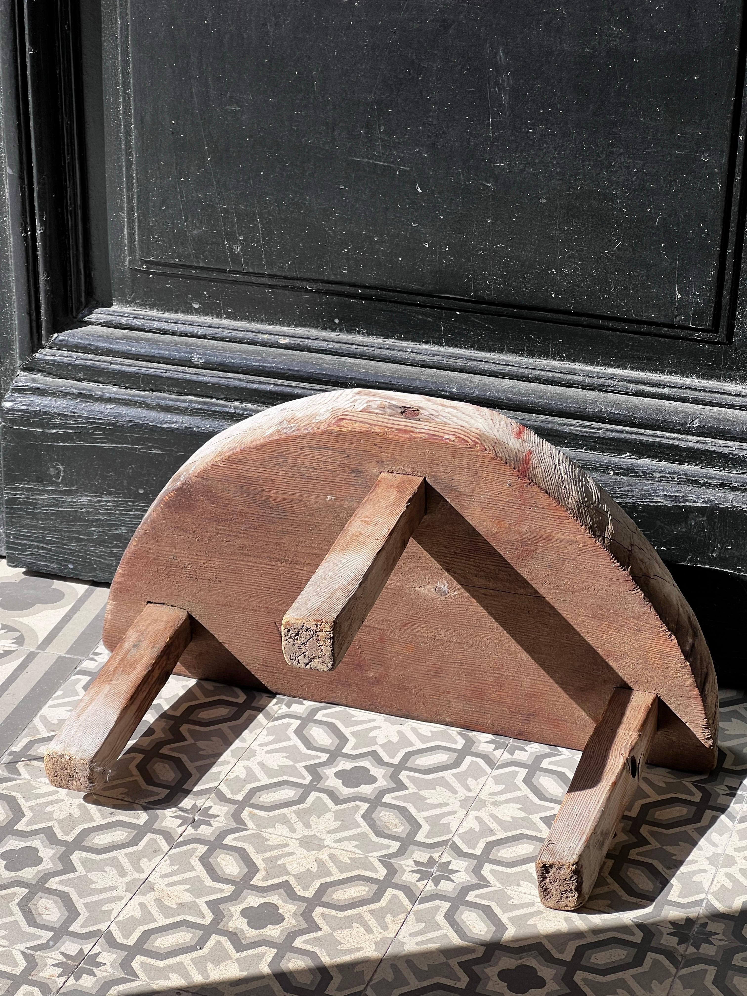 Petit tabouret populaire suédois en bois 18e/19e siècle Artisanat paysan unique en vente 2