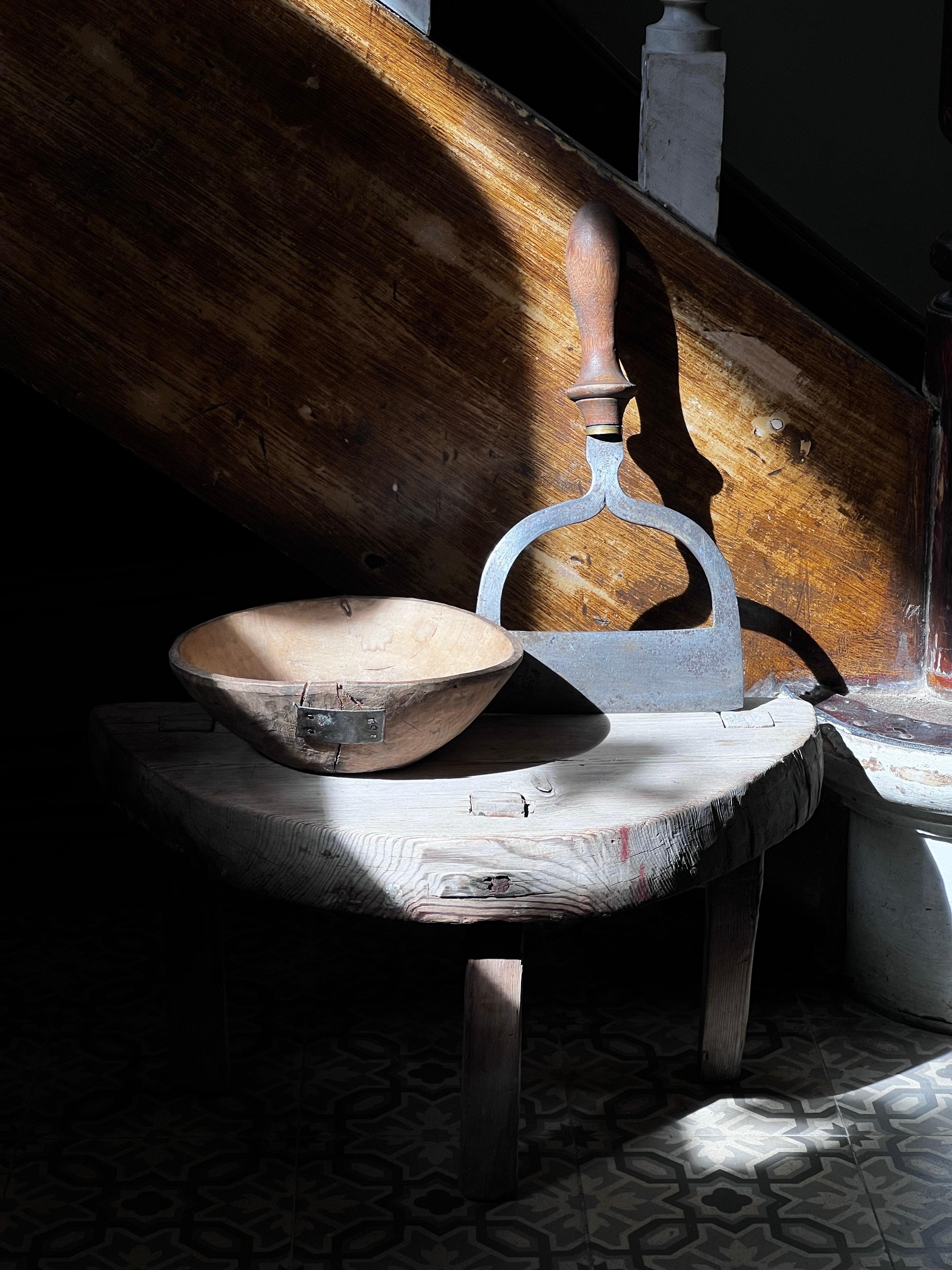Petit tabouret populaire suédois en bois 18e/19e siècle Artisanat paysan unique en vente 5