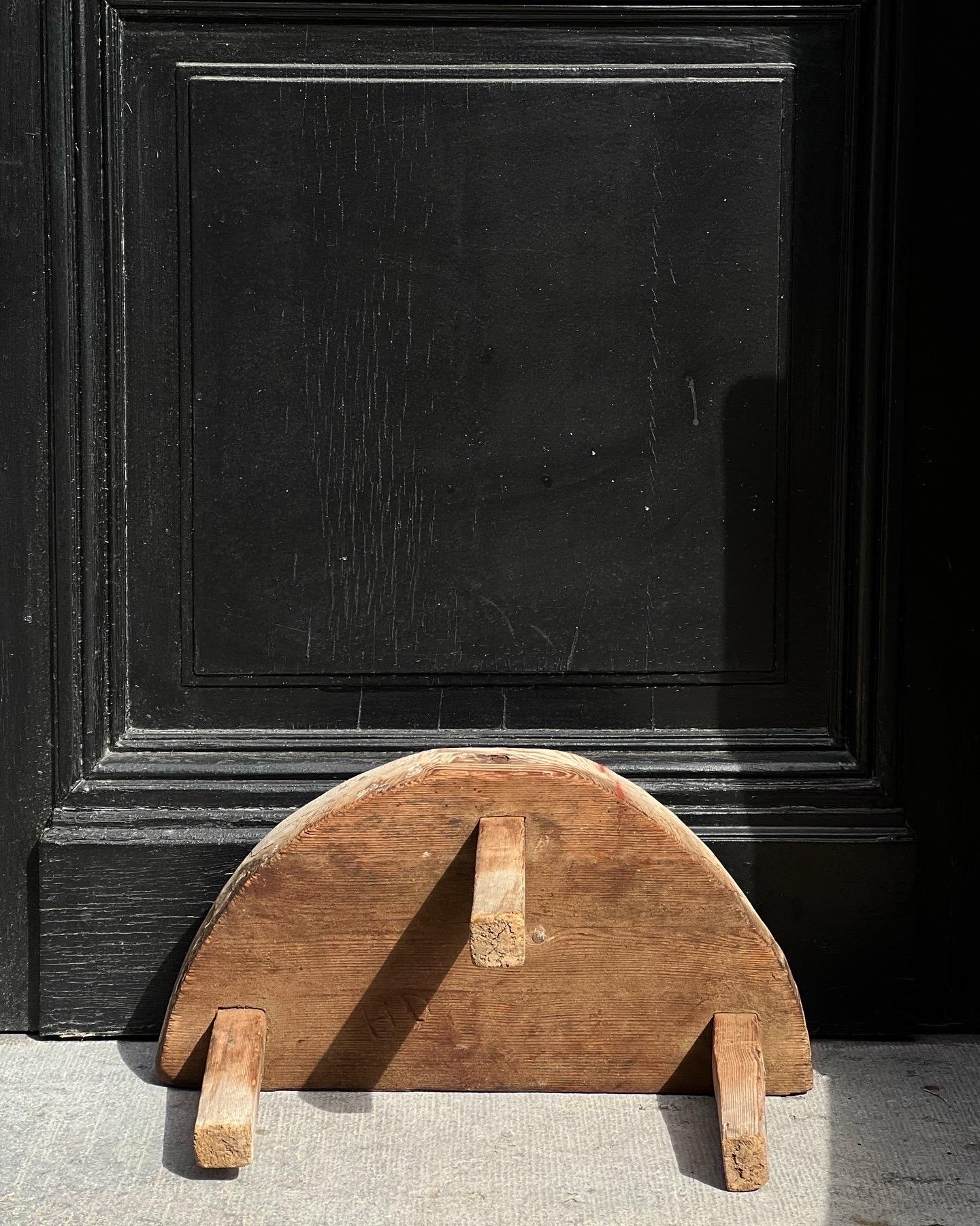 Petit tabouret suédois unique en bois massif de pin vers le début/milieu des années 1800. Beaucoup d'histoire, de patine et de traces du temps. Très bon état.  Il est petit, mais il attire tous les regards. Gravure HD au bas de la