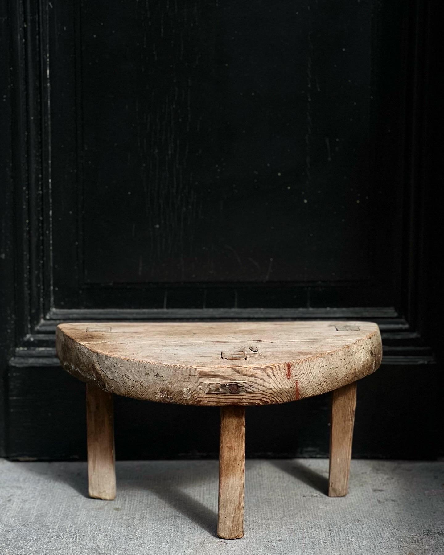 Brutalisme Petit tabouret populaire suédois en bois 18e/19e siècle Artisanat paysan unique en vente