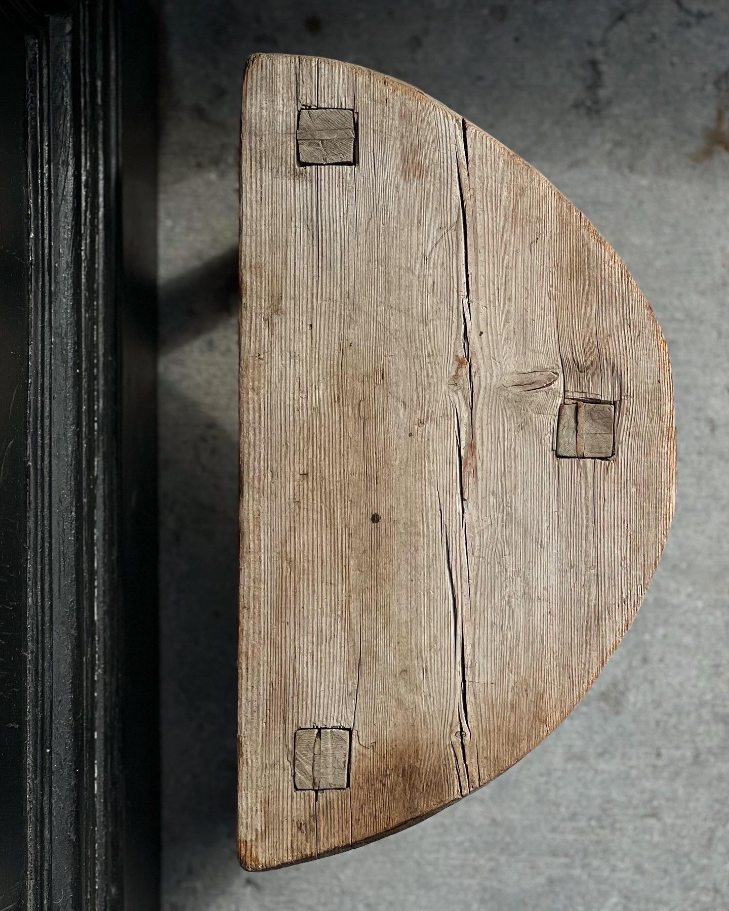 Suédois Petit tabouret populaire suédois en bois 18e/19e siècle Artisanat paysan unique en vente