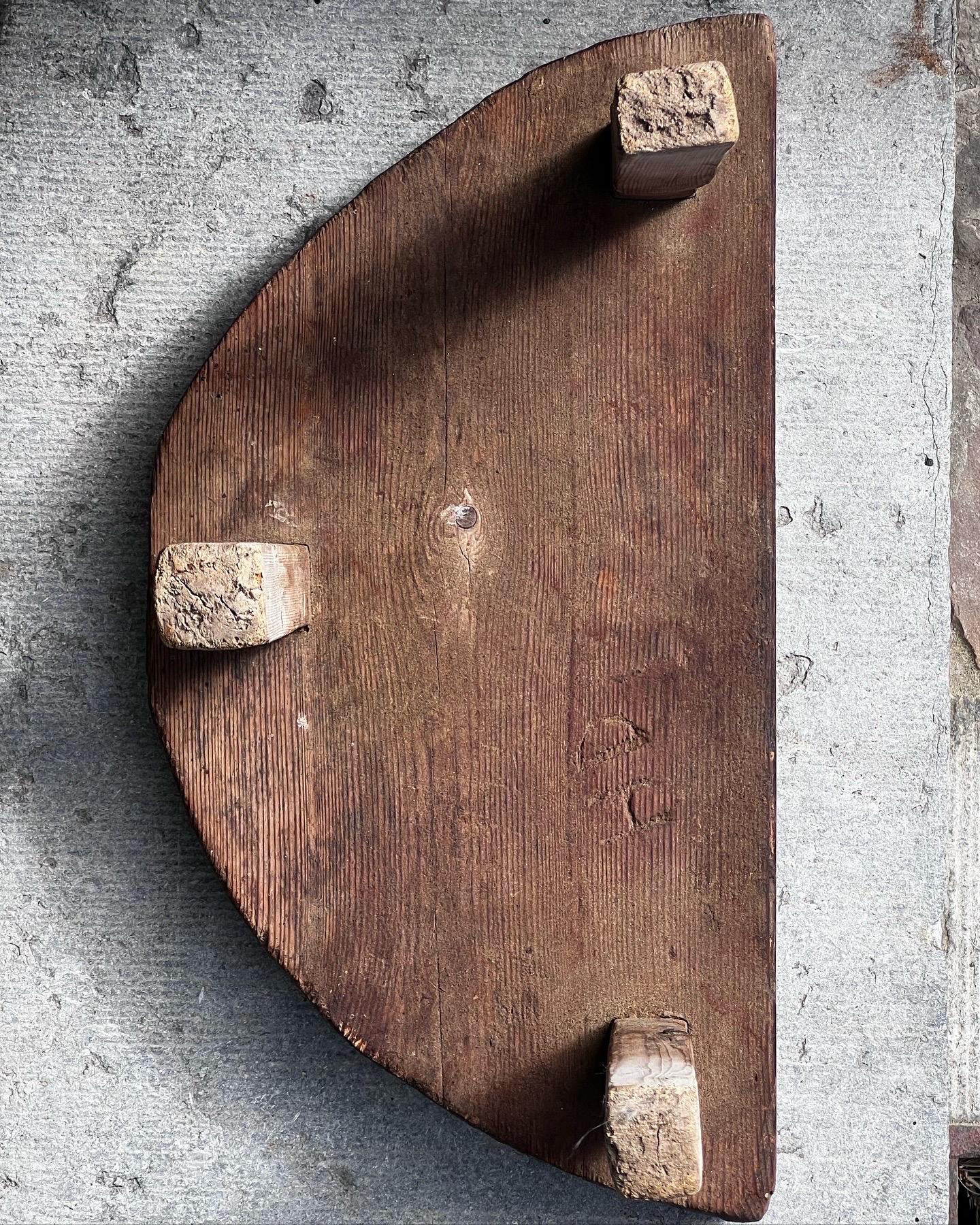 Sculpté à la main Petit tabouret populaire suédois en bois 18e/19e siècle Artisanat paysan unique en vente