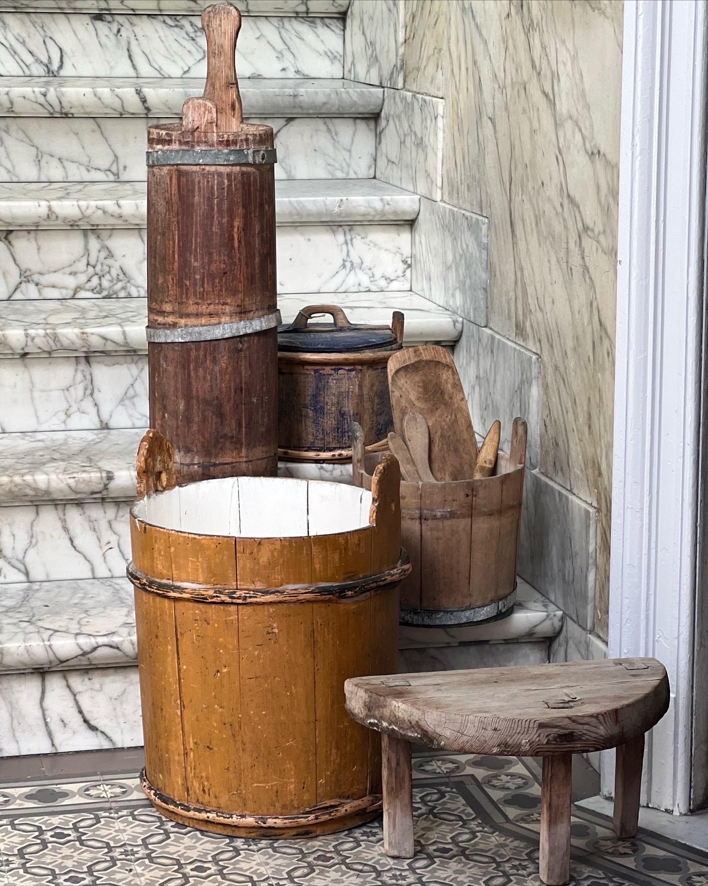 XVIIIe siècle Petit tabouret populaire suédois en bois 18e/19e siècle Artisanat paysan unique en vente