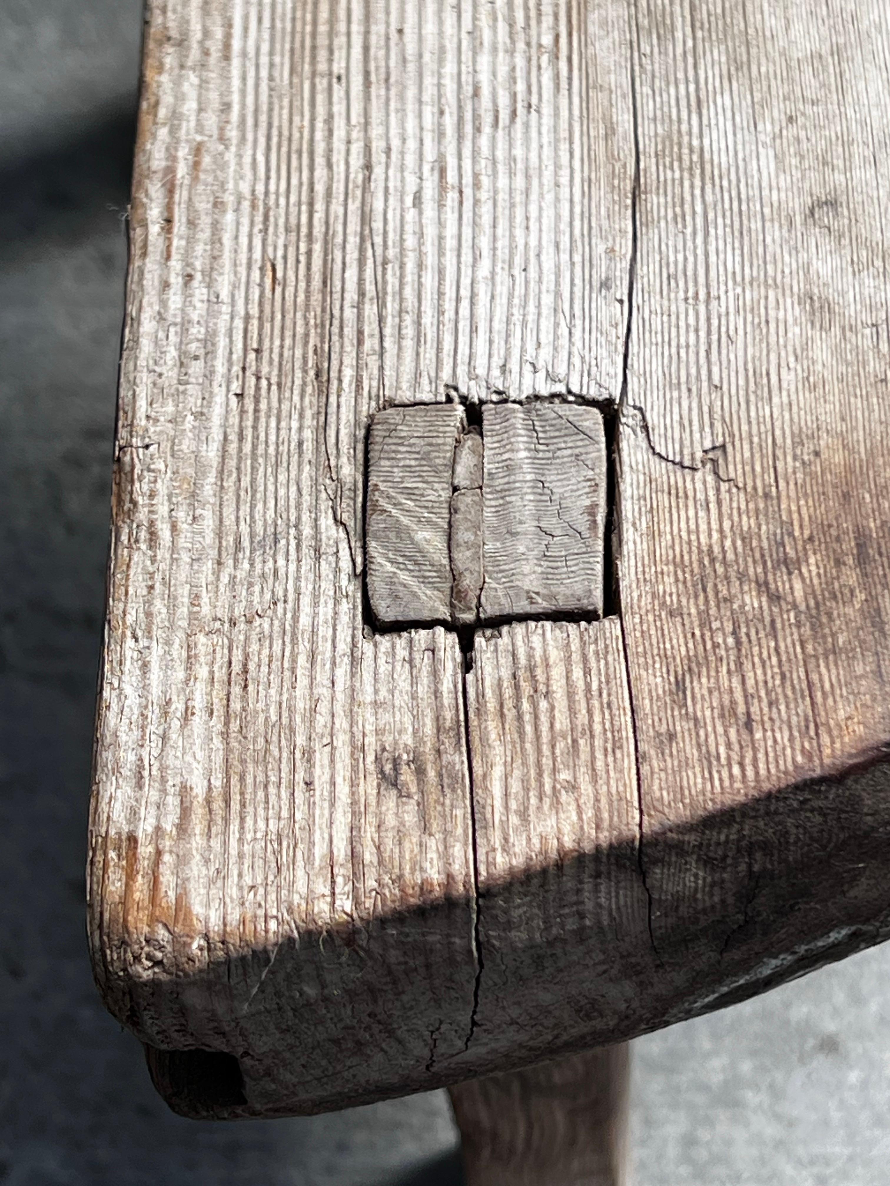 Pin Petit tabouret populaire suédois en bois 18e/19e siècle Artisanat paysan unique en vente