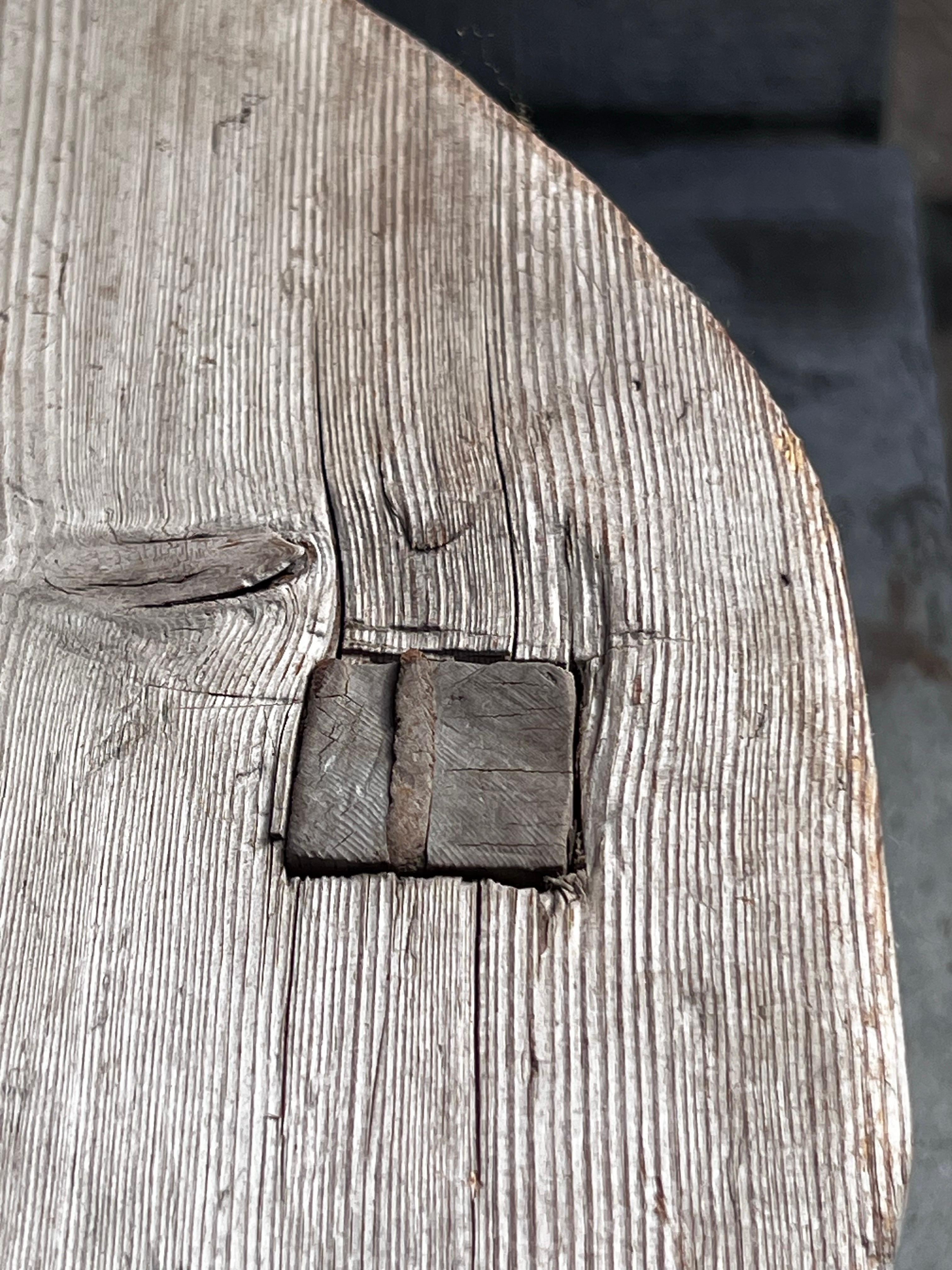 Petit tabouret populaire suédois en bois 18e/19e siècle Artisanat paysan unique en vente 1