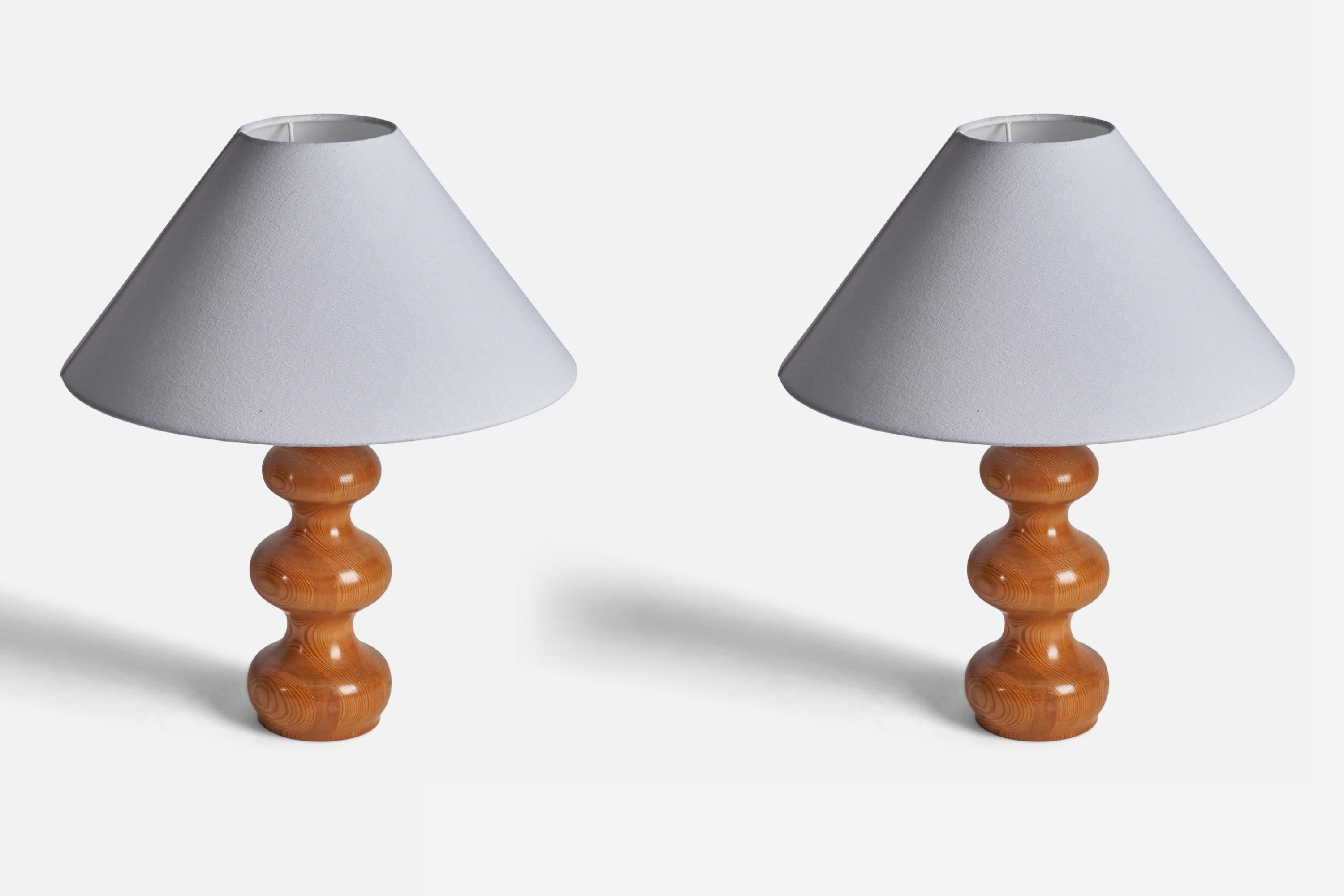 Paire de lampes de table conçues et produites en Suède, années 1970. Signé 