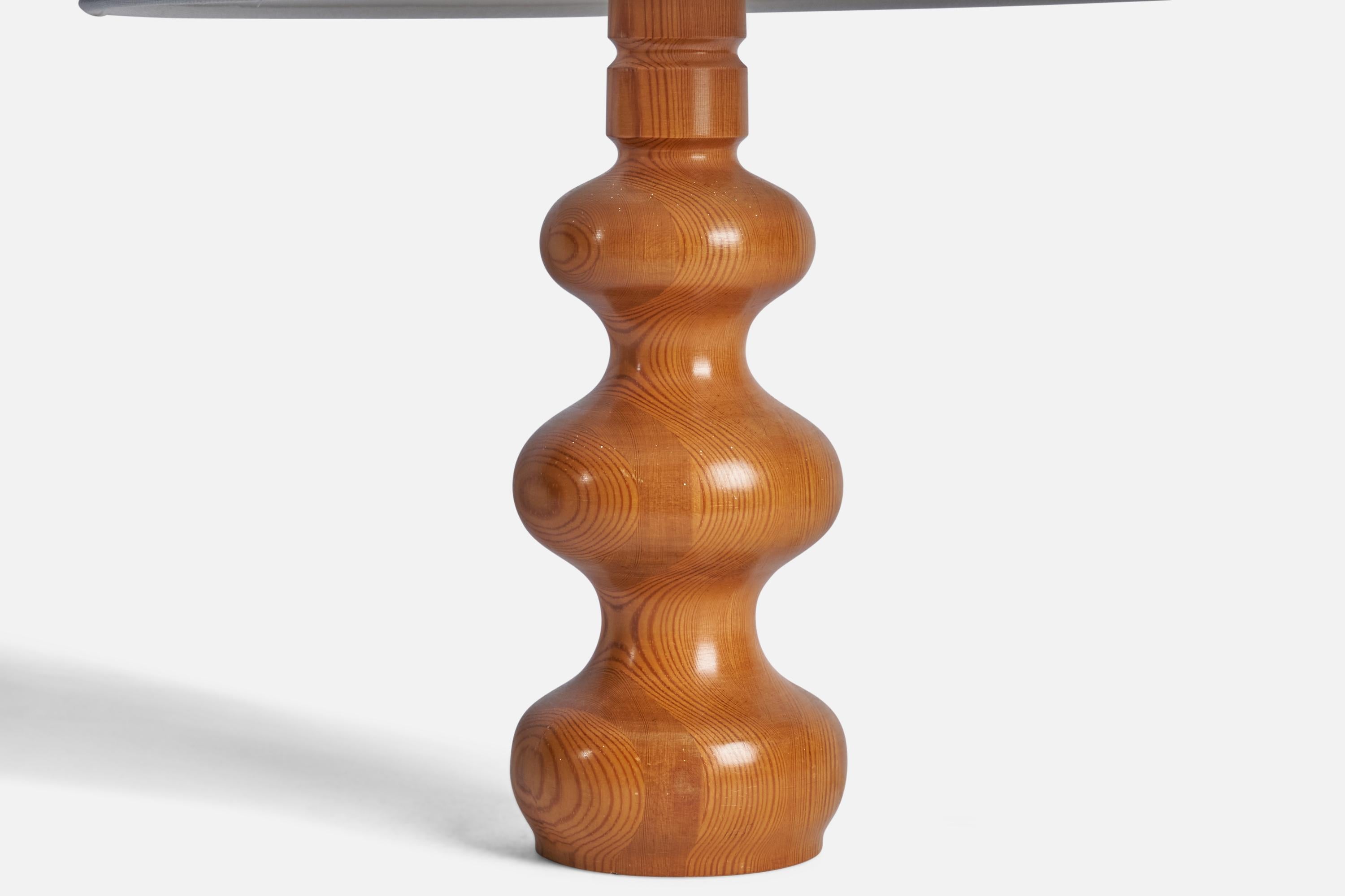Suédois Lampes de table suédoises à forme libre, pin massif, tissu, Studio, Suède, années 1970 en vente
