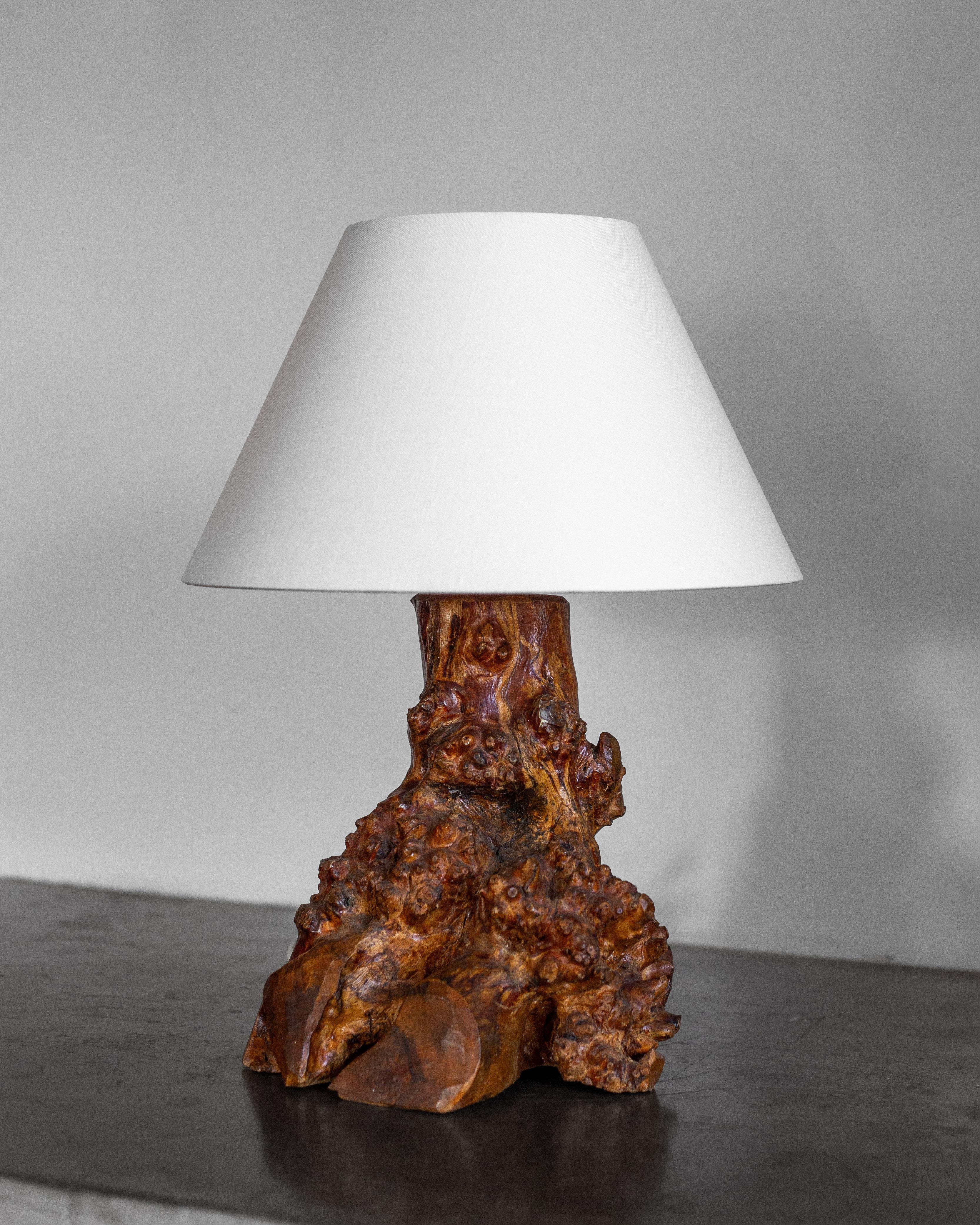 Lampada da tavolo svedese in legno di radica a forma libera, design scultoreo moderno di metà secolo in vendita 2