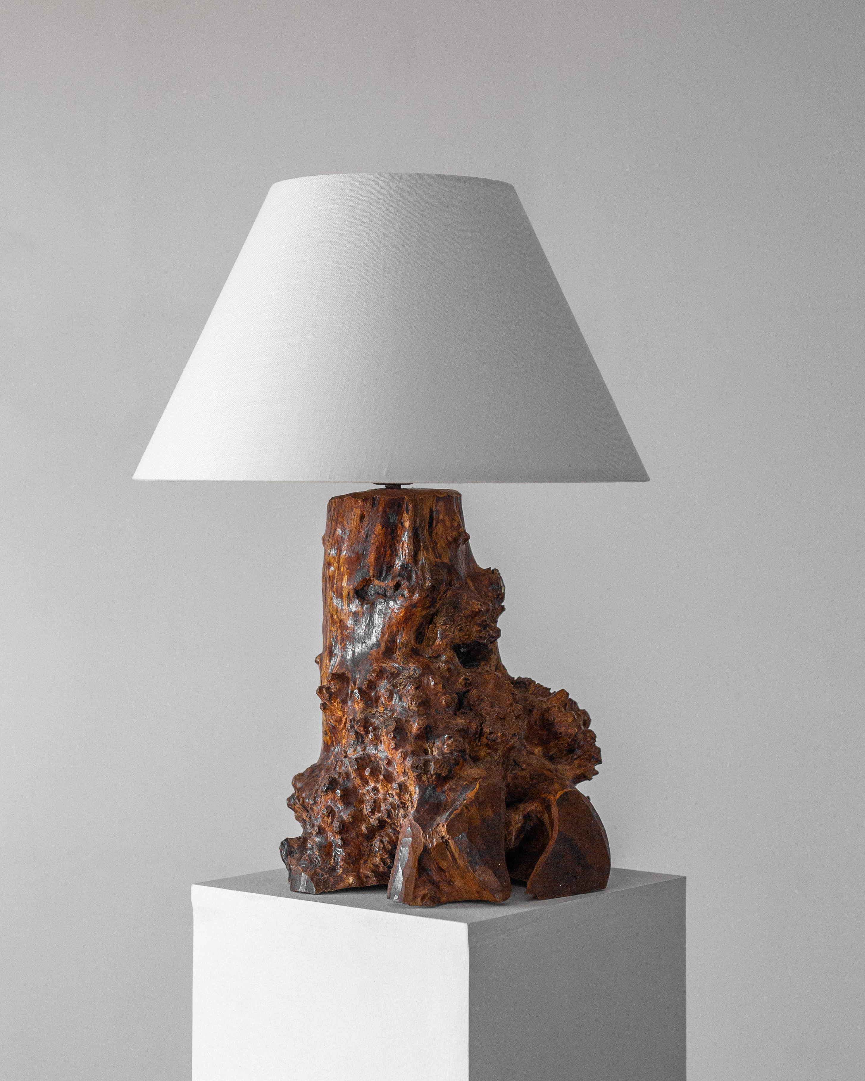 Una lampada da tavolo altamente scultorea, realizzata a mano in legno di rovere in Svezia negli anni '60. Questo pezzo riflette l'estetica organica e rustica caratteristica del design scandinavo della metà del XX secolo.

La superficie intricata,