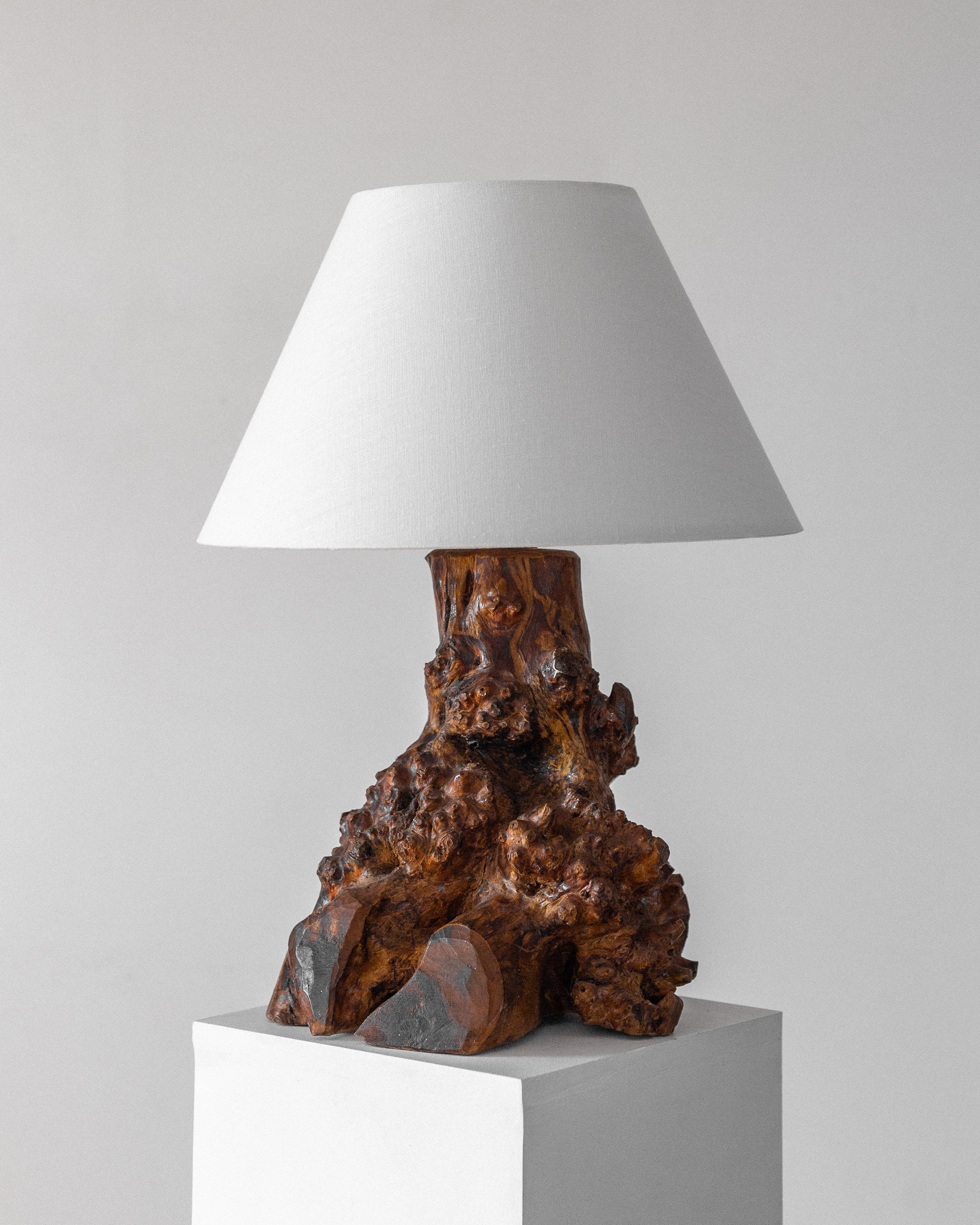 Arte popolare Lampada da tavolo svedese in legno di radica a forma libera, design scultoreo moderno di metà secolo in vendita