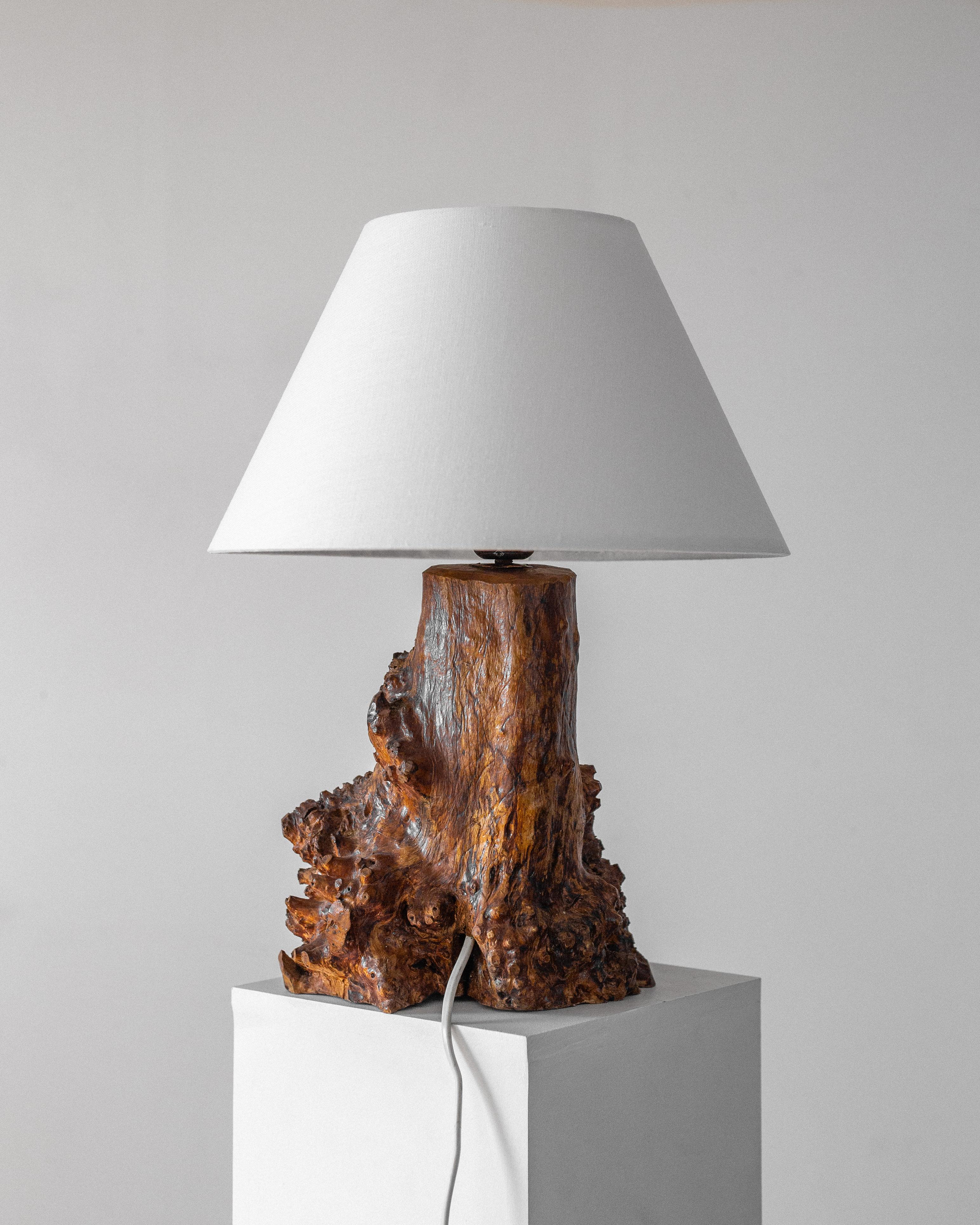 Svedese Lampada da tavolo svedese in legno di radica a forma libera, design scultoreo moderno di metà secolo in vendita