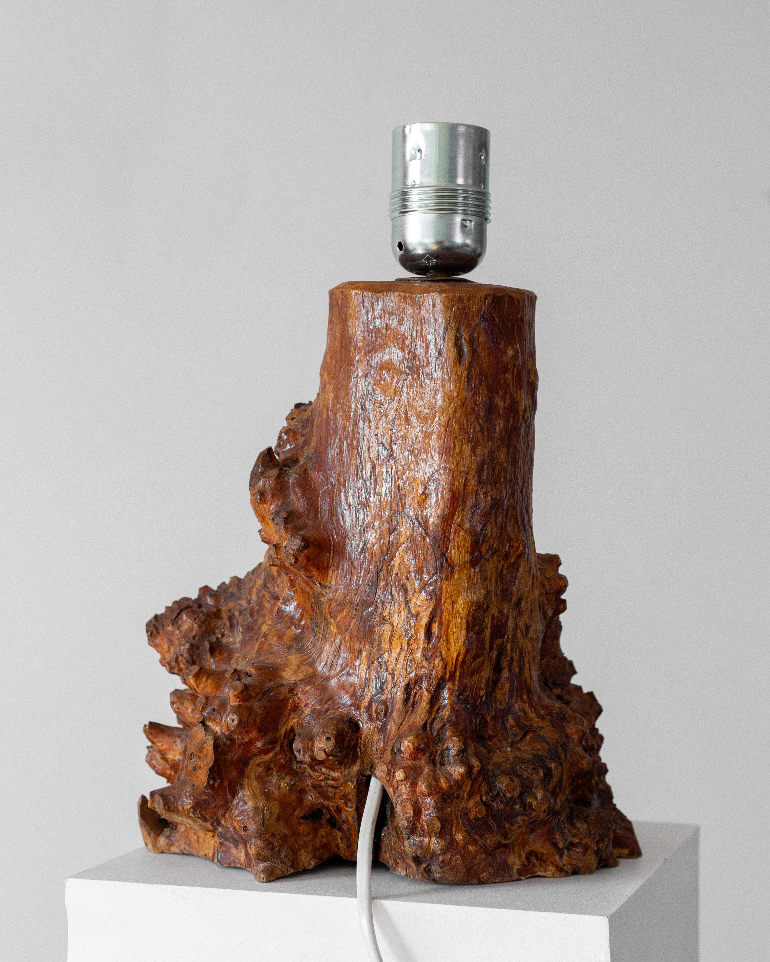 Intagliato a mano Lampada da tavolo svedese in legno di radica a forma libera, design scultoreo moderno di metà secolo in vendita