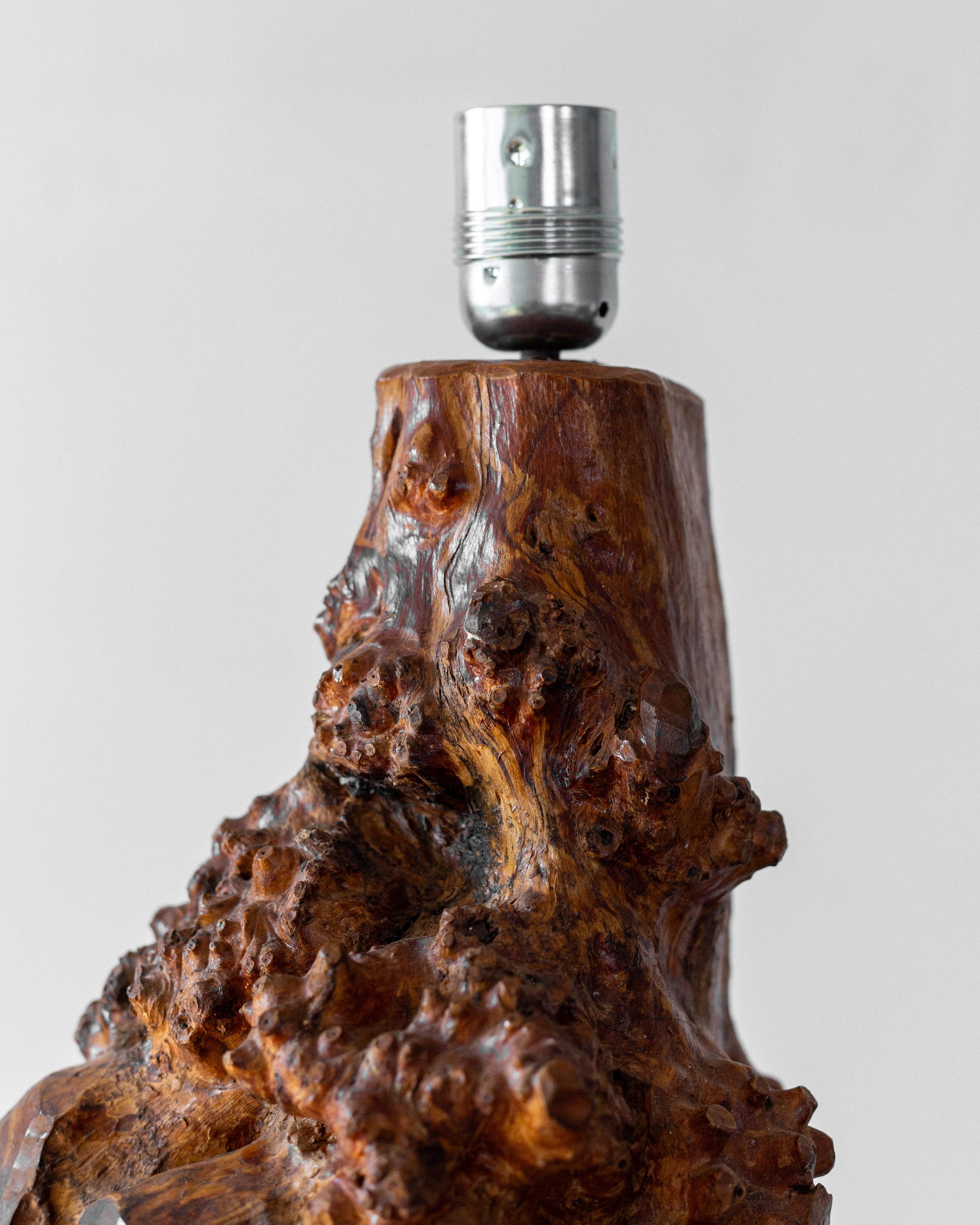 Lampada da tavolo svedese in legno di radica a forma libera, design scultoreo moderno di metà secolo in vendita 1