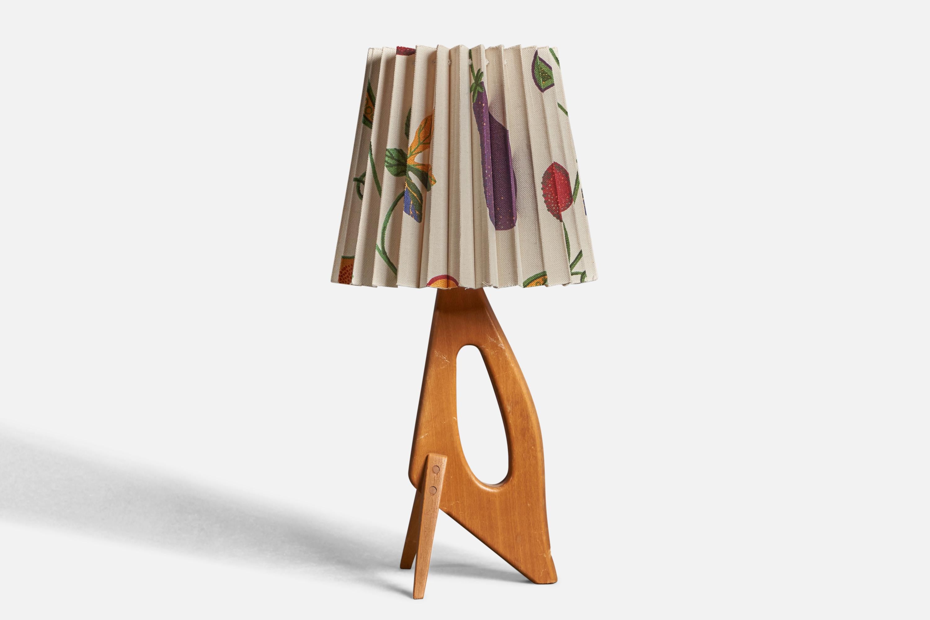 A freeform table lamp. Designed and produced in Sweden, 1950s. With brand new high-end lampshade on bulb-clip.